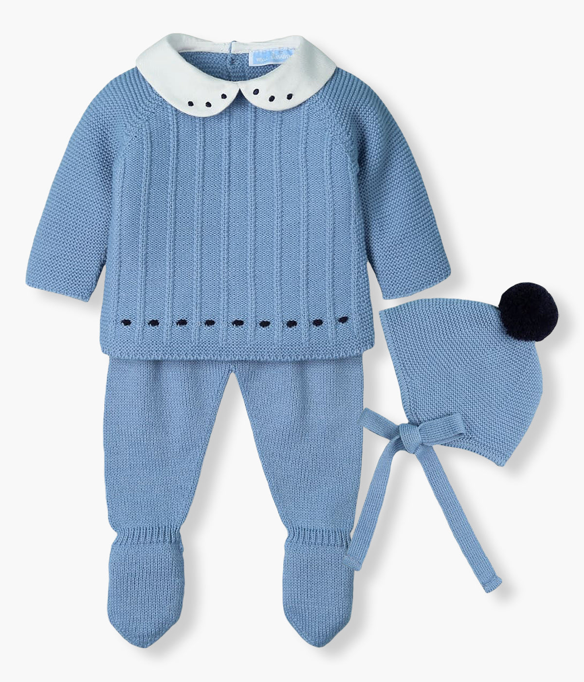 Conjunto de 3 peças em malha azul da Mac Ilusión composto por camisola, calças e touca para bebé e recém-nascido(a). Camisola com gola redonda branca com detalhes em azul-marinho e faixas com relevo na malha. Touca com pompom azul-marinho. Calças com pés.