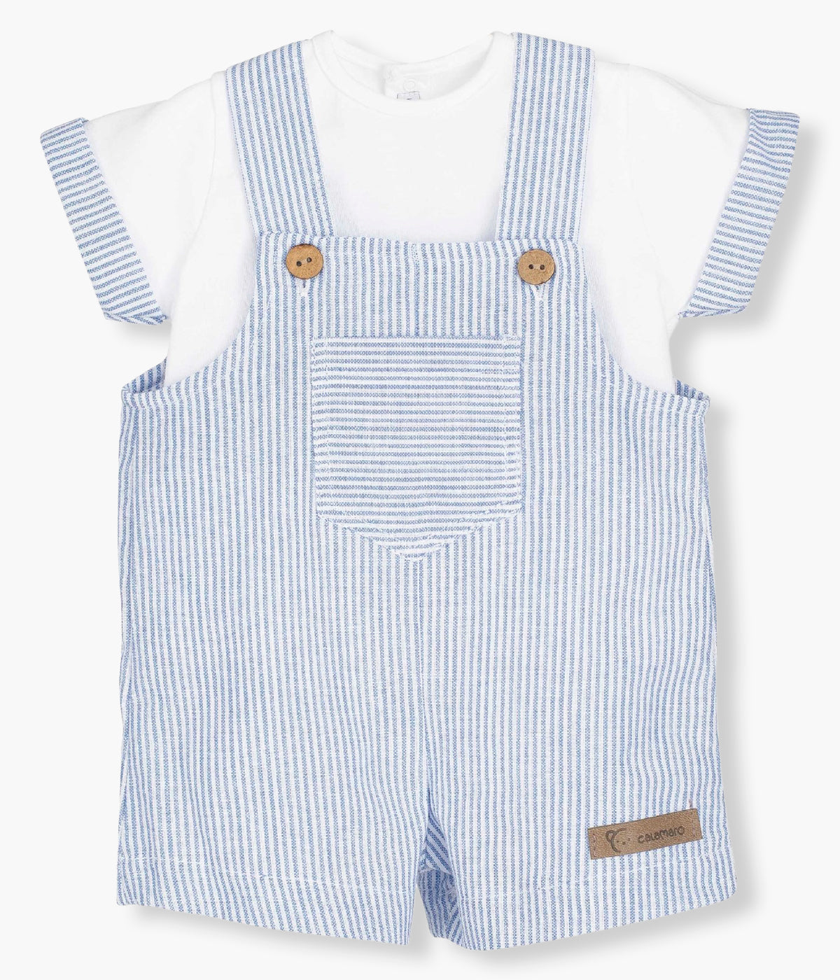 Vista de frente do conjunto em algodão da Calamaro Baby para bebé menino e recém‑nascido composto por camisola e macacão. Camisola de manga curta branca com detalhe às riscas azuis e brancas. Macacão de alças com padrão a combinar.