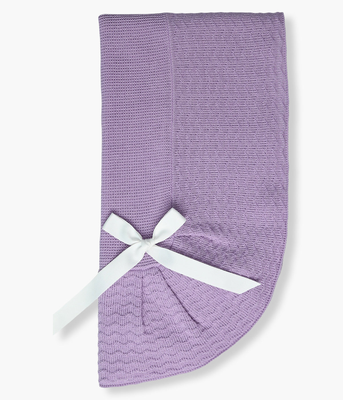 Manta de malha lilás da Mac Ilusión para bebé menina e recém-nascida. Delicada manta de formato quadrado com detalhes na malha e laço.