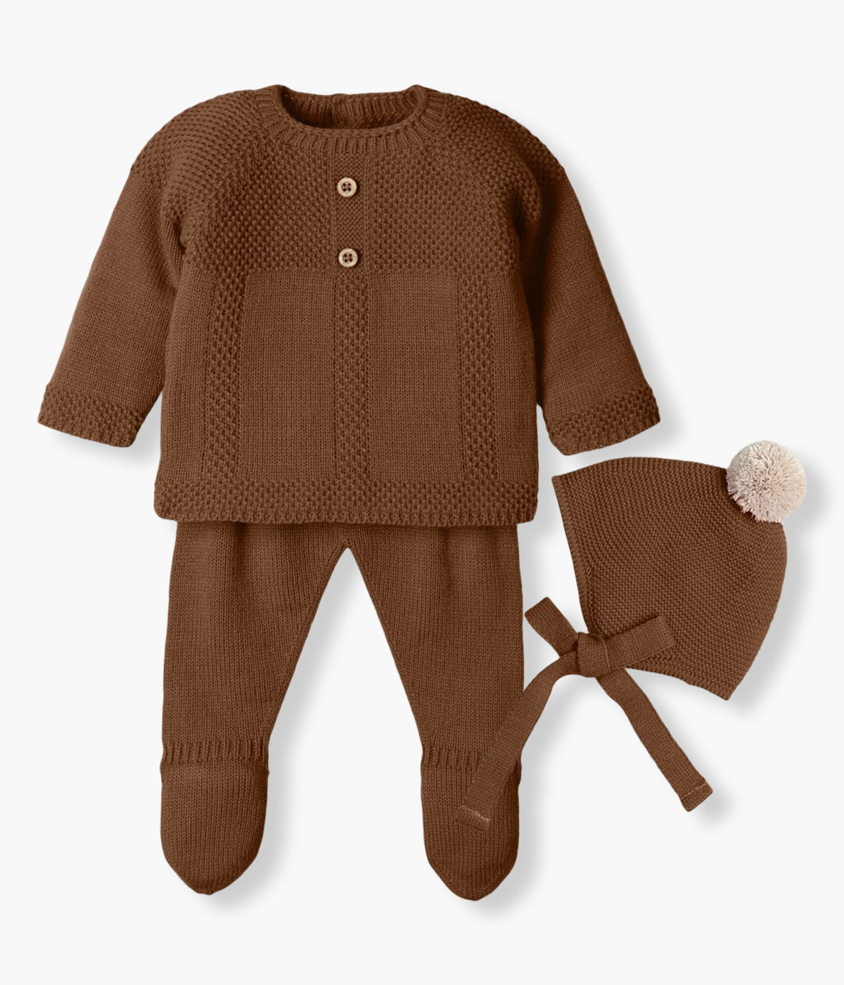 Conjunto de 3 peças em malha castanho da Mac Ilusión composto por camisola, calças e touca para bebé e recém-nascido(a). Camisola com detalhes na malha e botões decorativos na frente. Touca com pompom bege. Calças com pés.