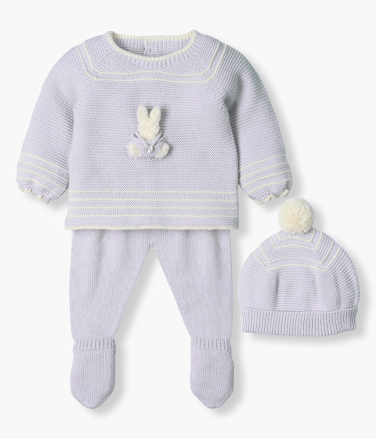 Conjunto de 3 peças em malha lilás da Mac Ilusión composto por camisola, calças e gorro para bebé e recém-nascido(a). Camisola com detalhes na malha em pérola e pequeno coelho em forma de peluche no peito. Gorro com pompom pérola. Calças com pés.