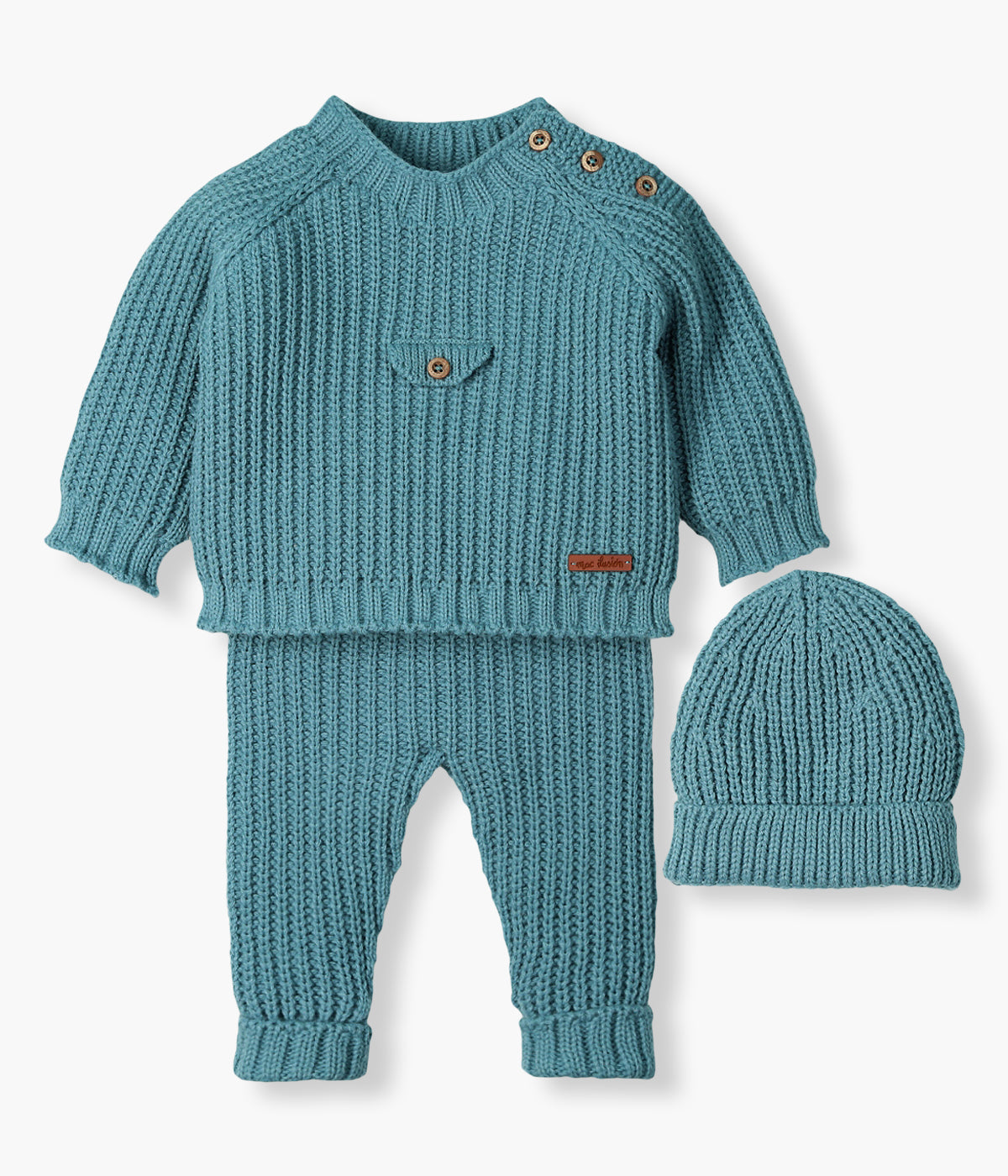 Conjunto de 3 peças em malha verde-azulado da Mac Ilusión composto por camisola, calças e gorro para bebé e recém-nascido(a). Camisola com bolso decorativo na frente e abertura no ombro. Touca com dobra. Calças sem pés.