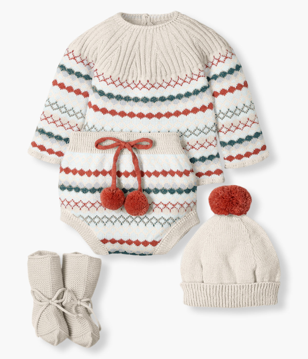 Conjunto de 4 peças da Mac Ilusión composto por camisola, tapa fraldas, gorro e carapins para bebé e recém-nascido(a). Camisola com detalhes em verde e terracota. Tapa fraldas com pompons decorativos. Gorro com pompom a combinar. Carapins tipo bota com cordões.