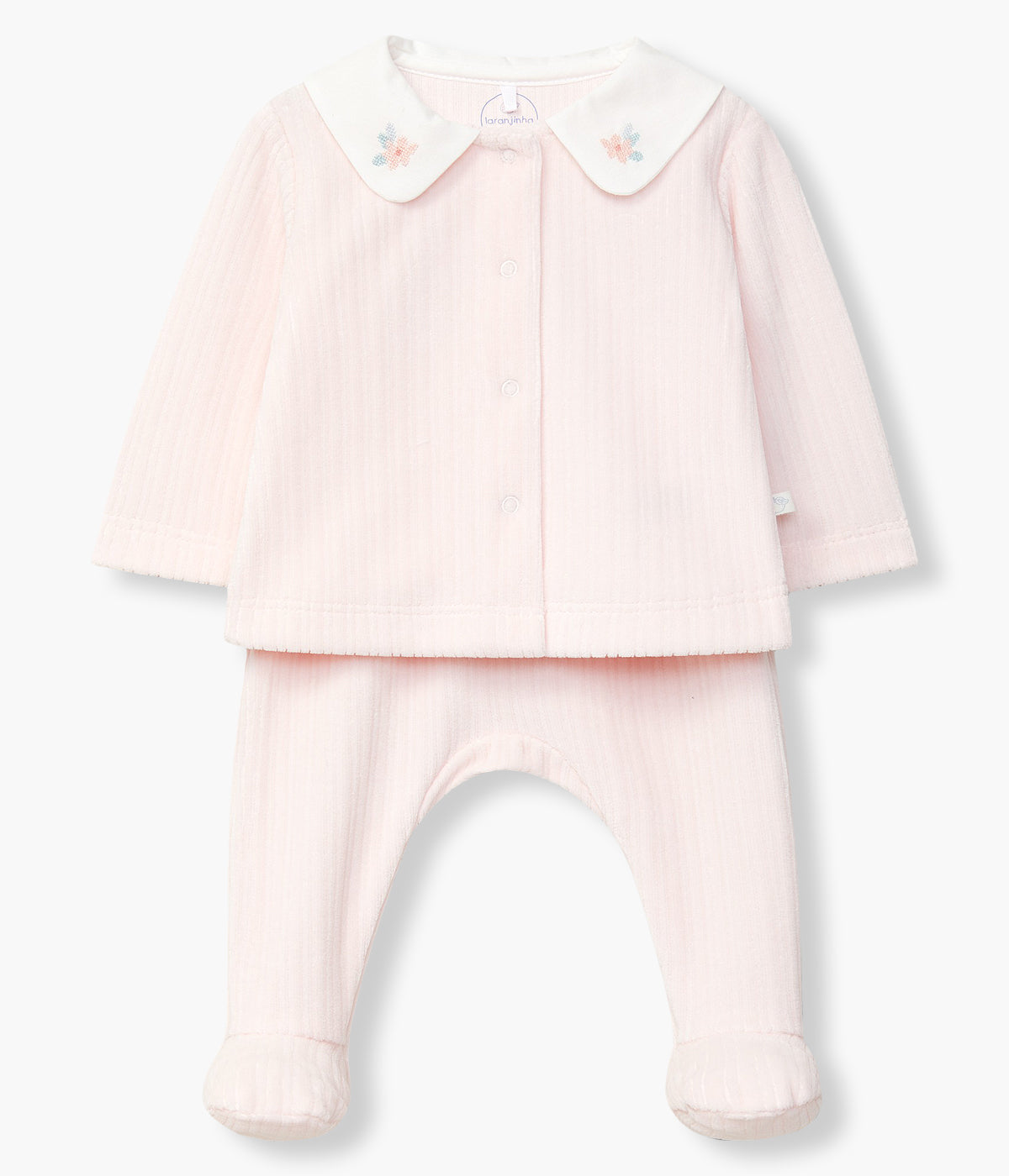 Conjunto de duas peças em veludo canelado cor-de-rosa da Laranjinha para bebé menina e recém-nascida. Camisola de abertura na frente com gola branca com bordado de flor. Calças com pés.