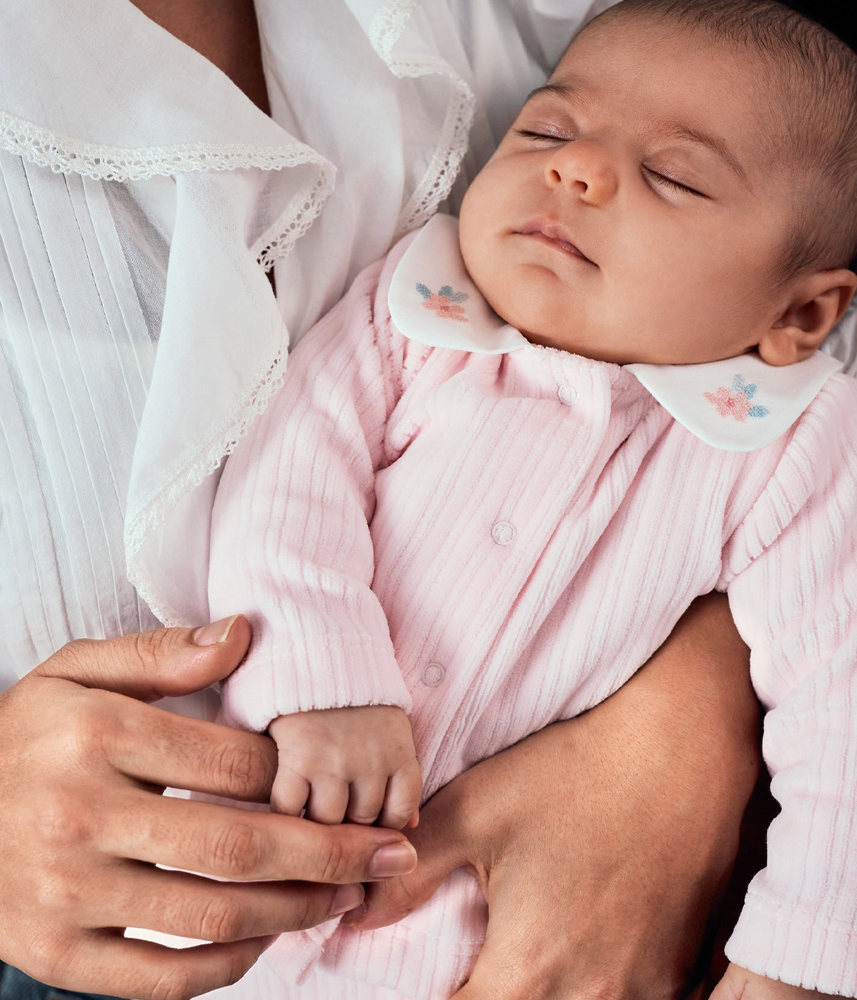 Bebé com conjunto de duas peças em veludo canelado cor-de-rosa da Laranjinha vestido.