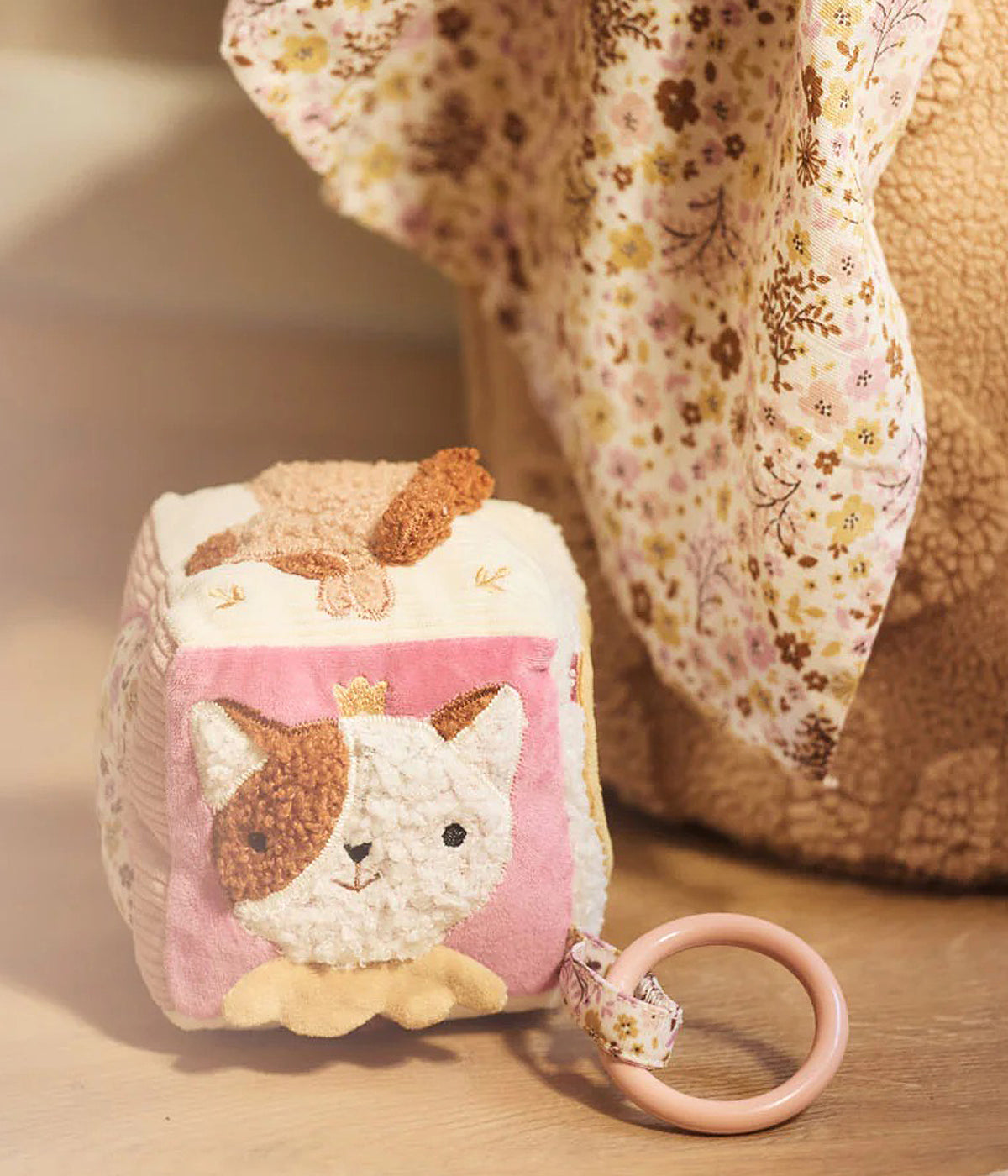 Cubo de Atividades Flower Fairies da Jollein para bebé menina e recém-nascida. Adorável cubo criado para acompanhar a bebé nos seus primeiros momentos de descoberta, combinando suavidade, elementos interativos e os encantadores motivos florais da coleção.