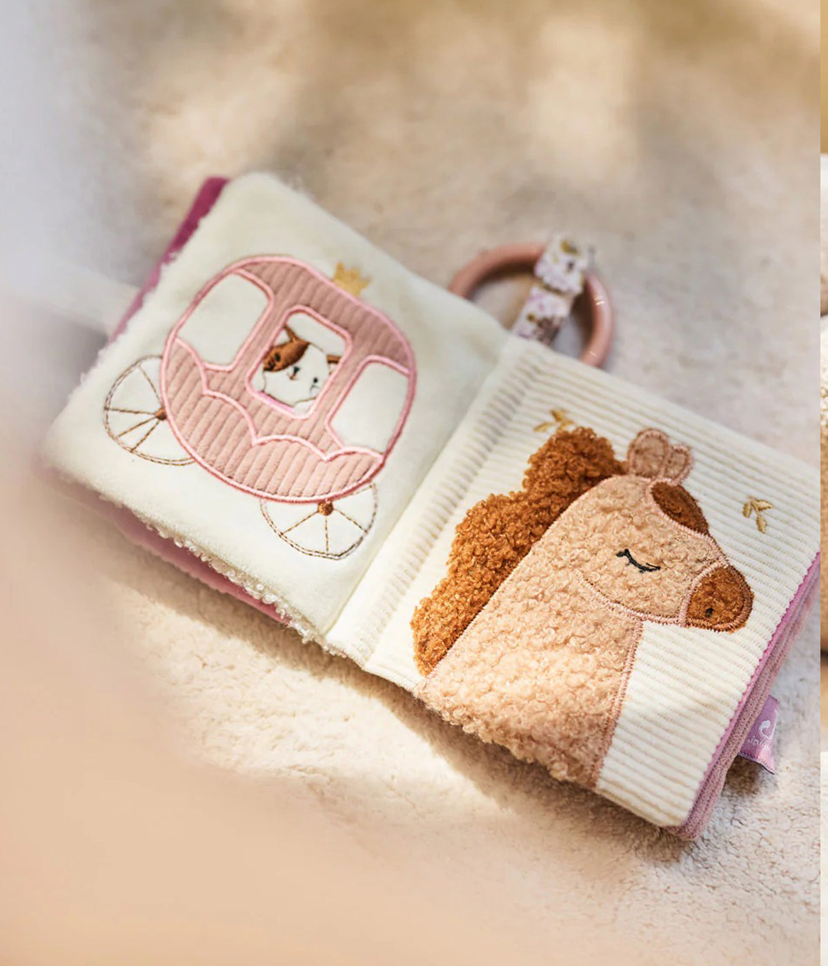 Livro de Atividades Flower Fairies da Jollein para bebé menina e recém-nascida. Macio, colorido e repleto de ilustrações encantadoras de flores e princesas, perfeito para estimular a imaginação, as primeiras descobertas e a motricidade da bebé.