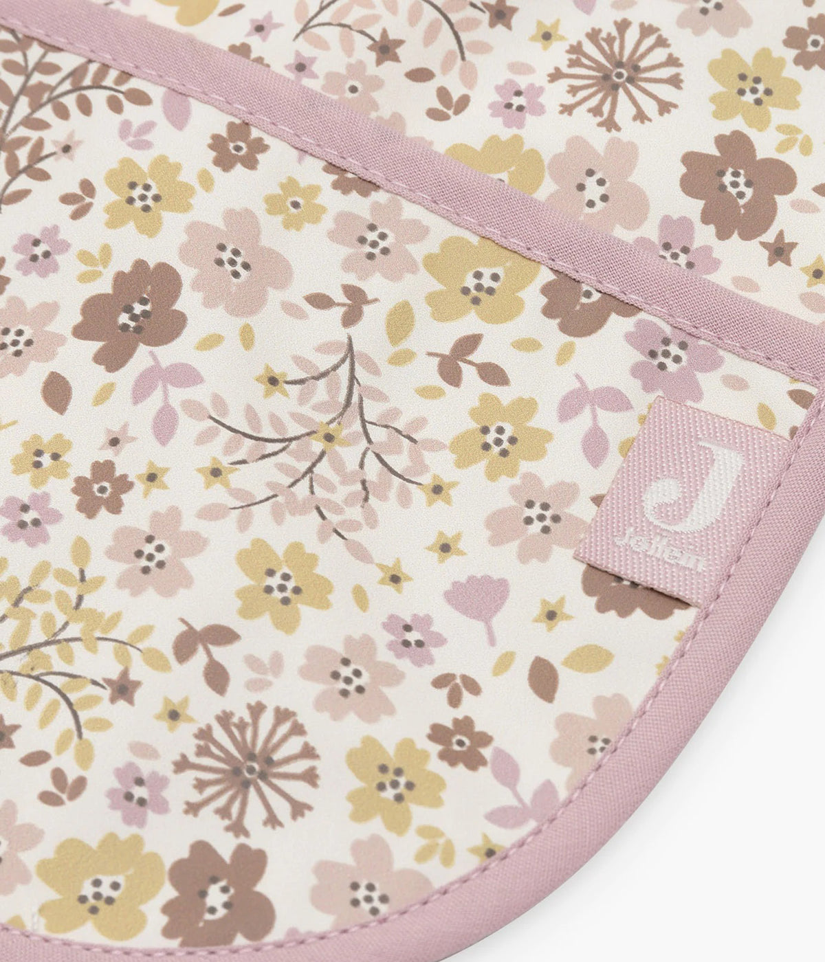 Babete impermeável pérola com mangas com padrão floral em tons de bege e rosa da Jollein para bebé menina. Babete com mangas e bolso perfeita para a bebé utilizar nas refeições ou em outras atividades. Graças ao fecho em velcro, esta babete adapta-se tanto a bebés como a crianças pequenas.