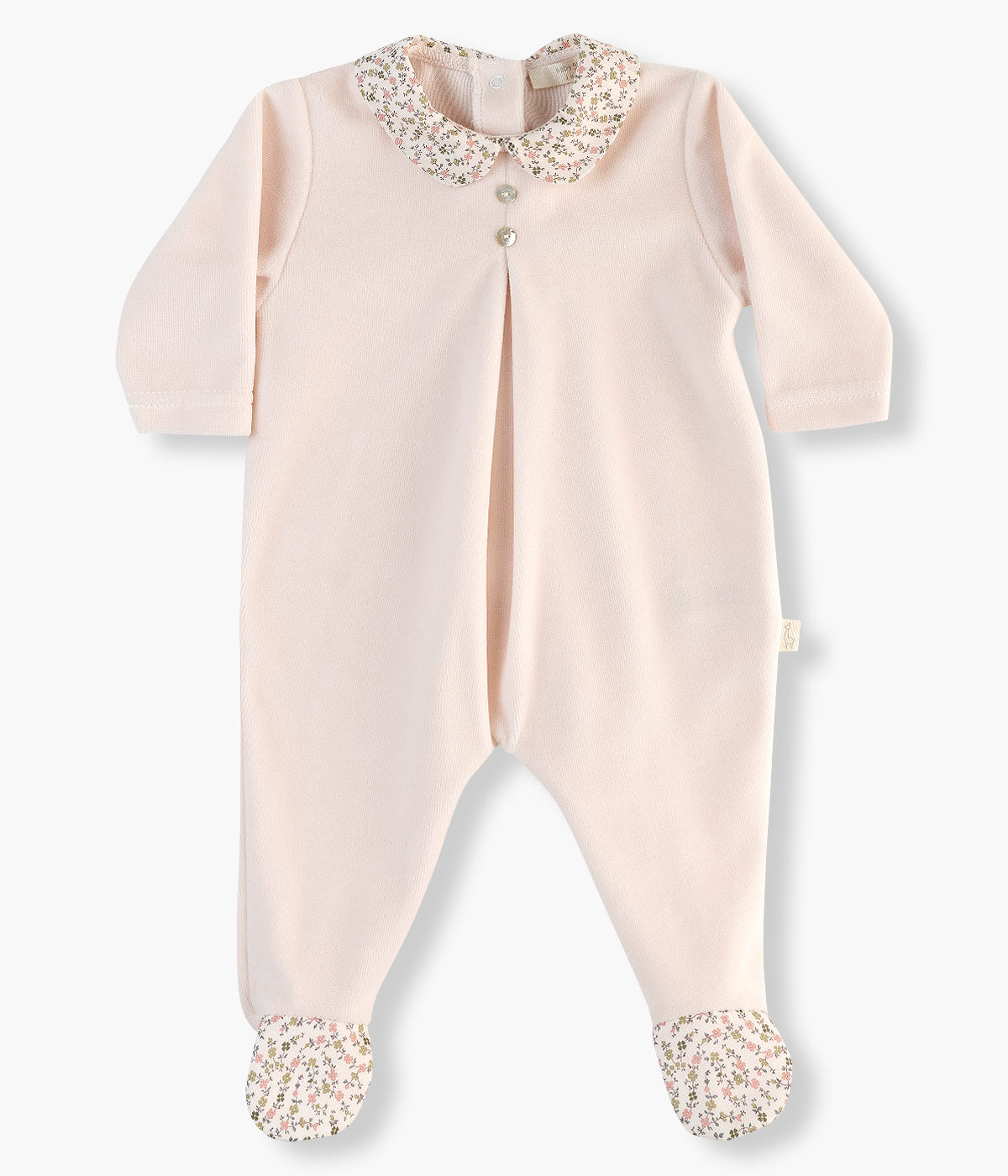 Babygrow em veludo rosa da Baby Gi para bebé menina e recém-nascida. Gola redonda cortada e pés com padrão floral. Abertura nas costas e entrepernas.