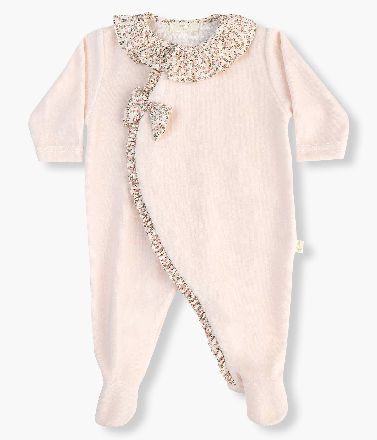 Babygrow em veludo rosa da Baby Gi para bebé menina e recém-nascida. Gola folho, faixa na abertura e laço com padrão floral. Abertura na frente e entrepernas.