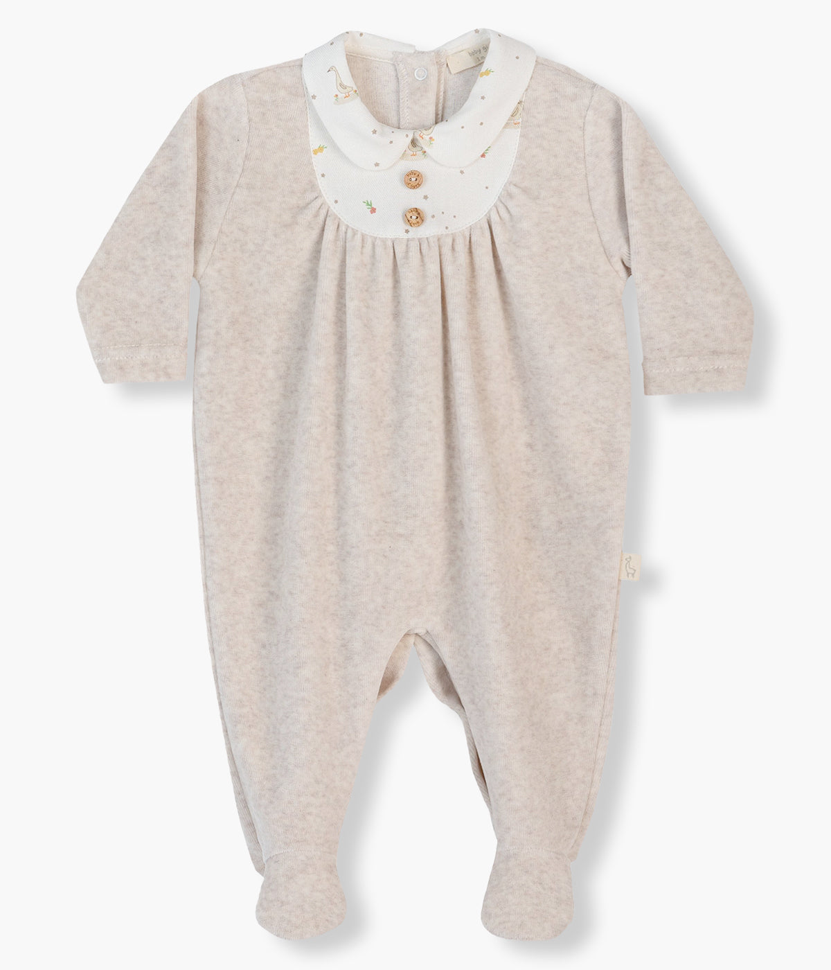 Babygrow em veludo bege da Baby Gi para bebé e recém-nascido(a). Gola redonda cortada e aplicação em tecido no peito com padrão gansos. Abertura nas costas e entrepernas.