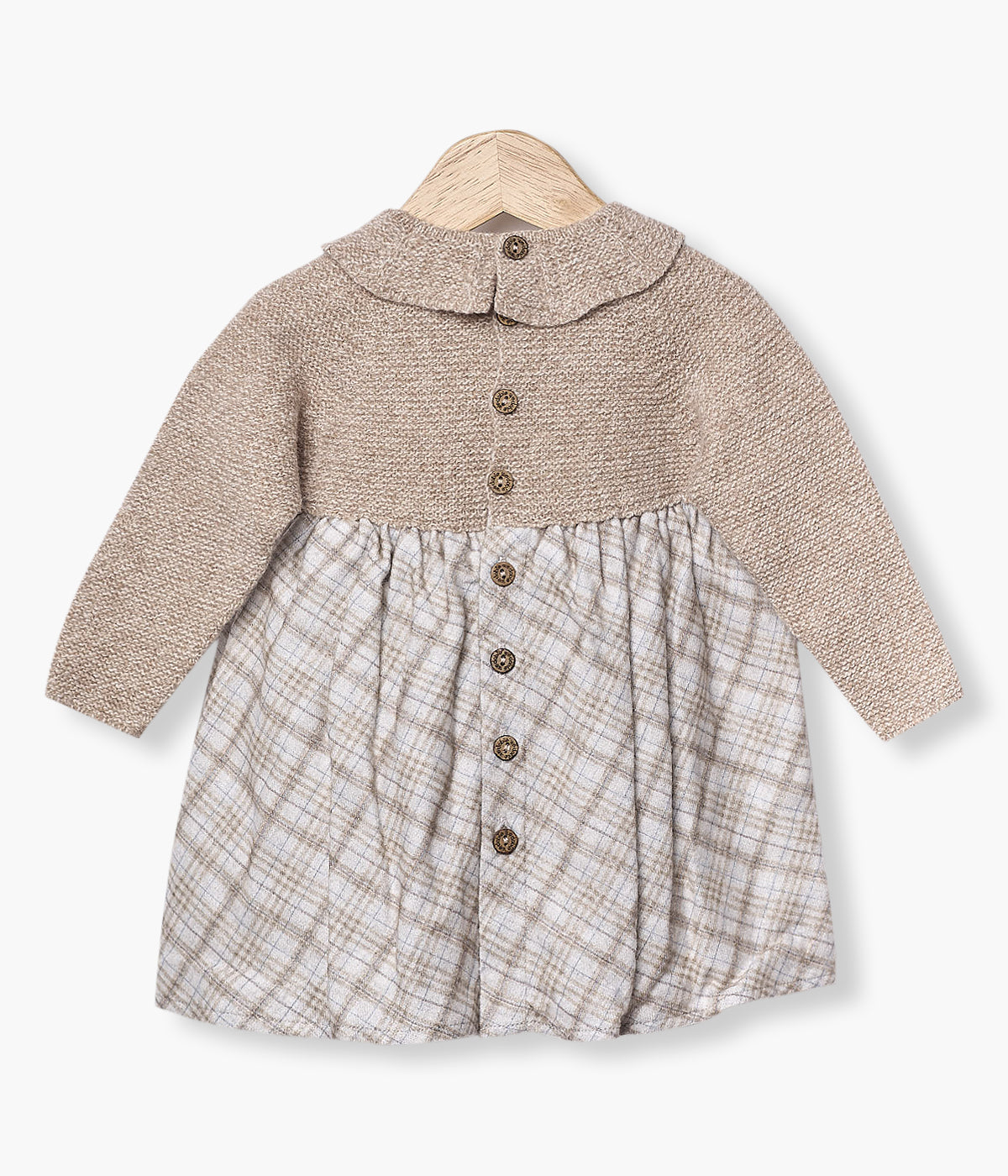 Vestido da Wedoble para bebé menina e recém-nascida. Parte superior em malha tricotada de lã merino bege com gola folho e parte inferior em tecido de algodão padrão xadrez com forro.