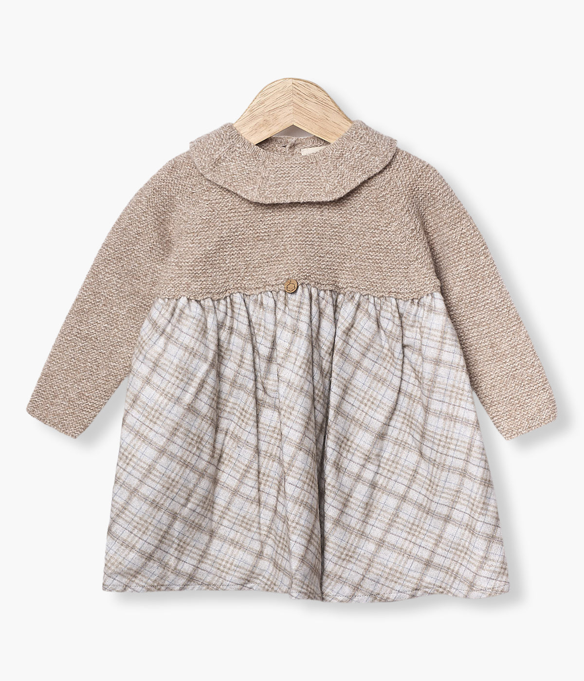 Vestido da Wedoble para bebé menina e recém-nascida. Parte superior em malha tricotada de lã merino bege com gola folho e parte inferior em tecido de algodão padrão xadrez com forro.
