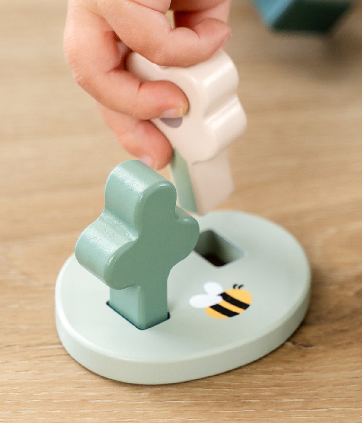 Descubra o encanto do mundo rural com o adorável Qunta de Madeira Tiny Farm da Done by Deer, um conjunto de brincar de madeira que desperta a curiosidade, a imaginação e o amor pela natureza. Projetado para bebés e crianças a partir dos 24 meses, este brinquedo educativo combina diversão e aprendizagem num só produto.