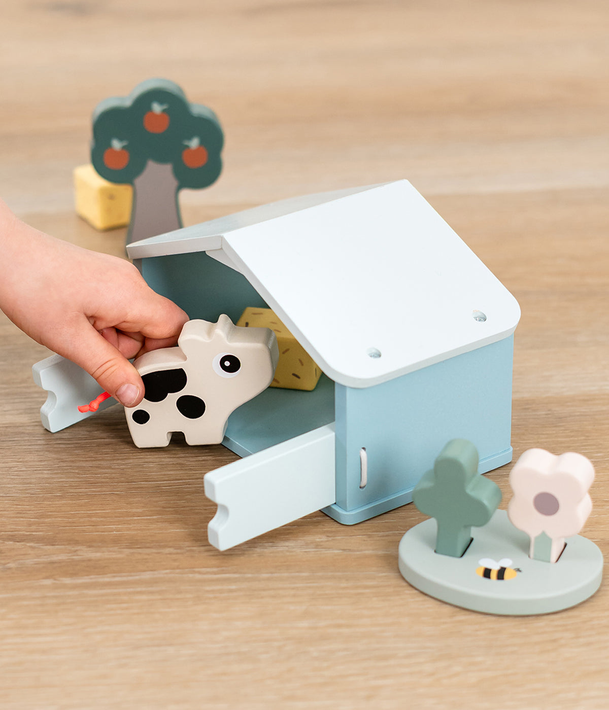 Descubra o encanto do mundo rural com o adorável Qunta de Madeira Tiny Farm da Done by Deer, um conjunto de brincar de madeira que desperta a curiosidade, a imaginação e o amor pela natureza. Projetado para bebés e crianças a partir dos 24 meses, este brinquedo educativo combina diversão e aprendizagem num só produto.