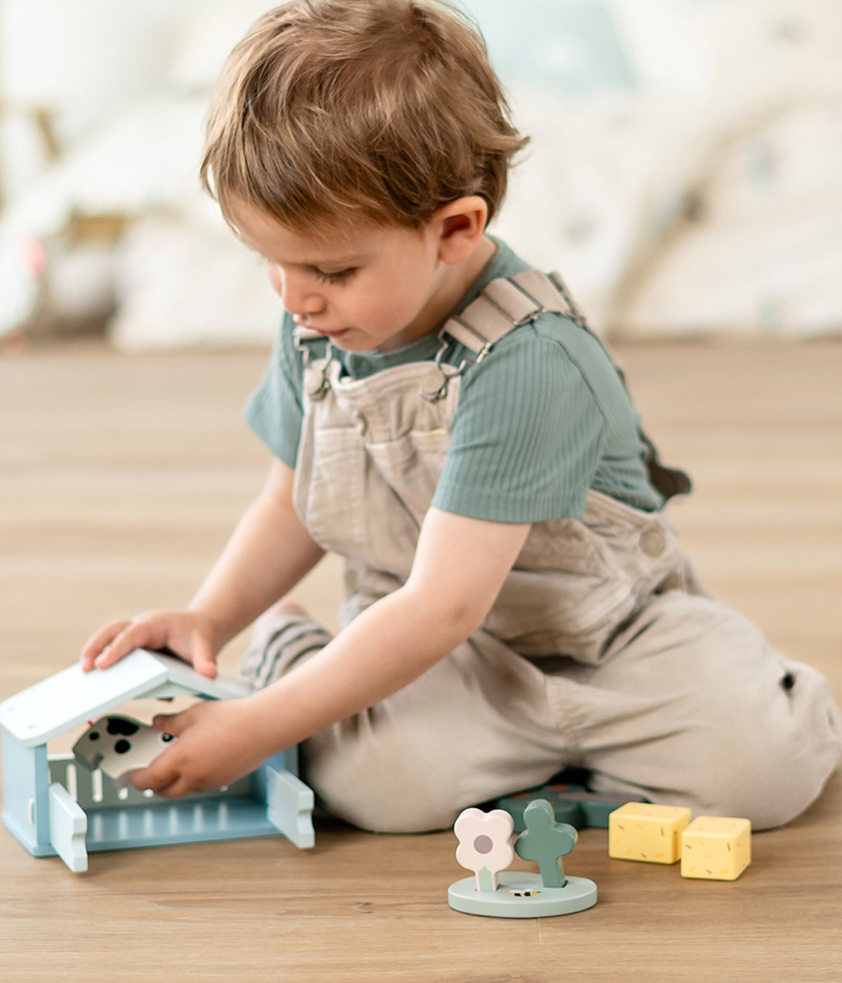 Descubra o encanto do mundo rural com o adorável Qunta de Madeira Tiny Farm da Done by Deer, um conjunto de brincar de madeira que desperta a curiosidade, a imaginação e o amor pela natureza. Projetado para bebés e crianças a partir dos 24 meses, este brinquedo educativo combina diversão e aprendizagem num só produto.