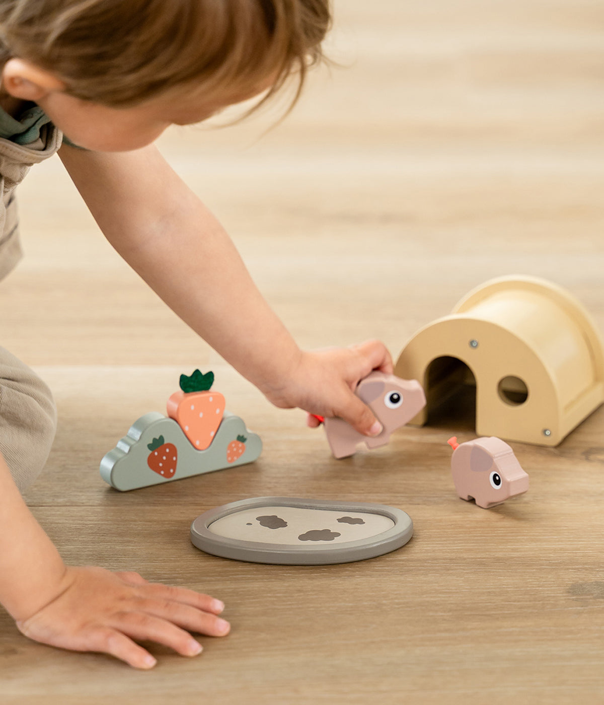 Descubra o encanto do mundo rural com o adorável Casa do Porco Pigee Tiny Farm da Done by Deer feito em madeira sustentável, um conjunto de brincar que desperta a curiosidade, a imaginação e o amor pela natureza. Projetado para bebés e crianças a partir dos 24 meses, este brinquedo educativo combina diversão e aprendizagem num só produto.