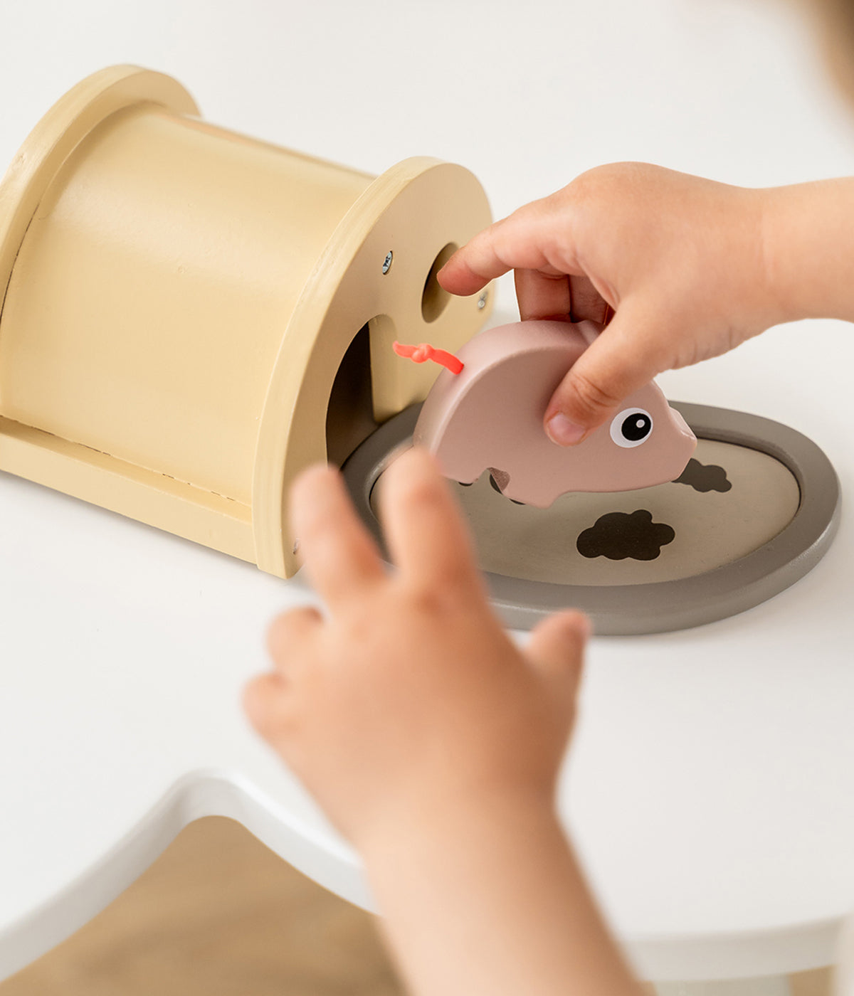 Descubra o encanto do mundo rural com o adorável Casa do Porco Pigee Tiny Farm da Done by Deer feito em madeira sustentável, um conjunto de brincar que desperta a curiosidade, a imaginação e o amor pela natureza. Projetado para bebés e crianças a partir dos 24 meses, este brinquedo educativo combina diversão e aprendizagem num só produto.