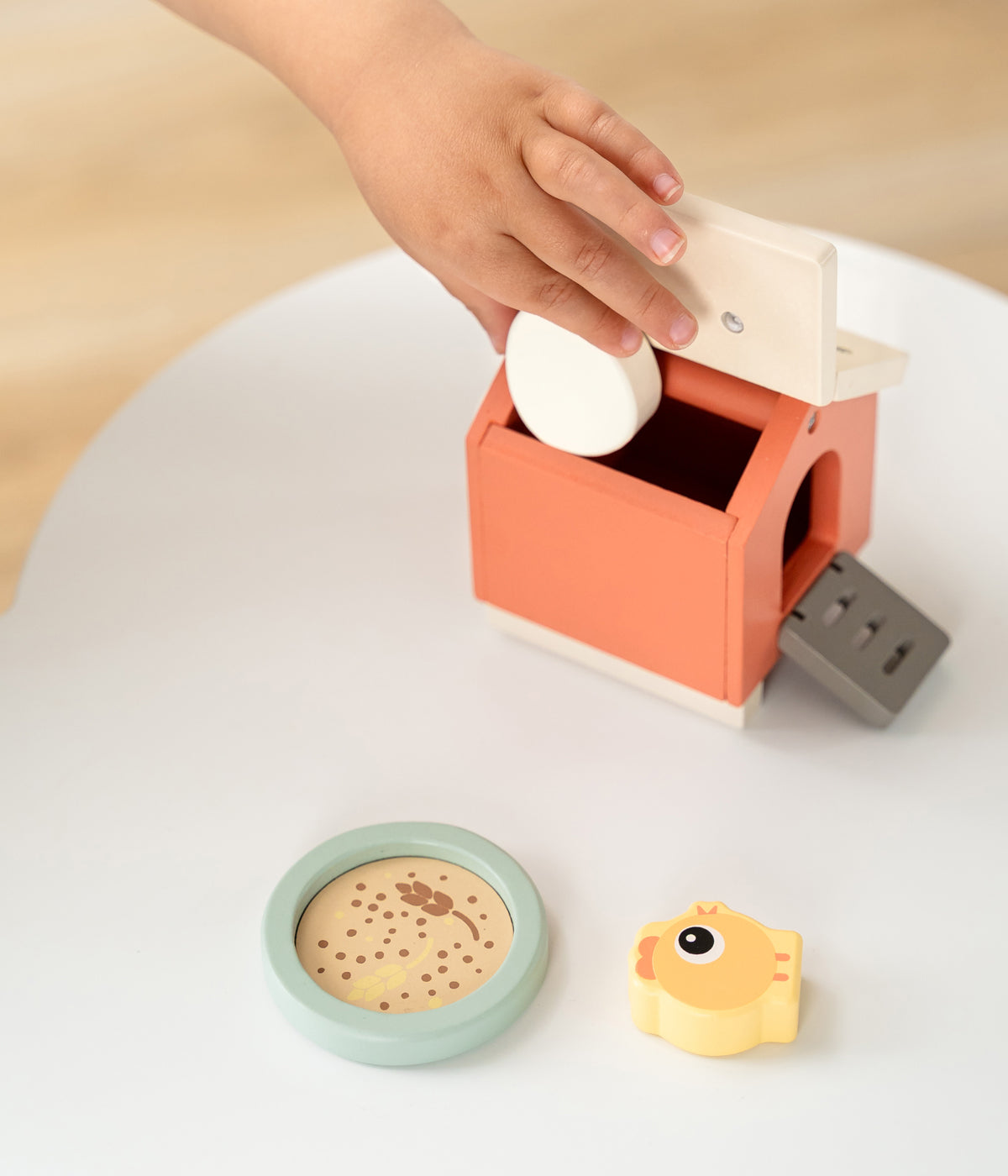 Descubra o encanto do mundo rural com a adorável Casa da Galinha Clucky Tiny Farm da Done by Deer feito em madeira sustentável, um conjunto de brincar que desperta a curiosidade, a imaginação e o amor pela natureza. Projetado para bebés e crianças a partir dos 24 meses, este brinquedo educativo combina diversão e aprendizagem num só produto.