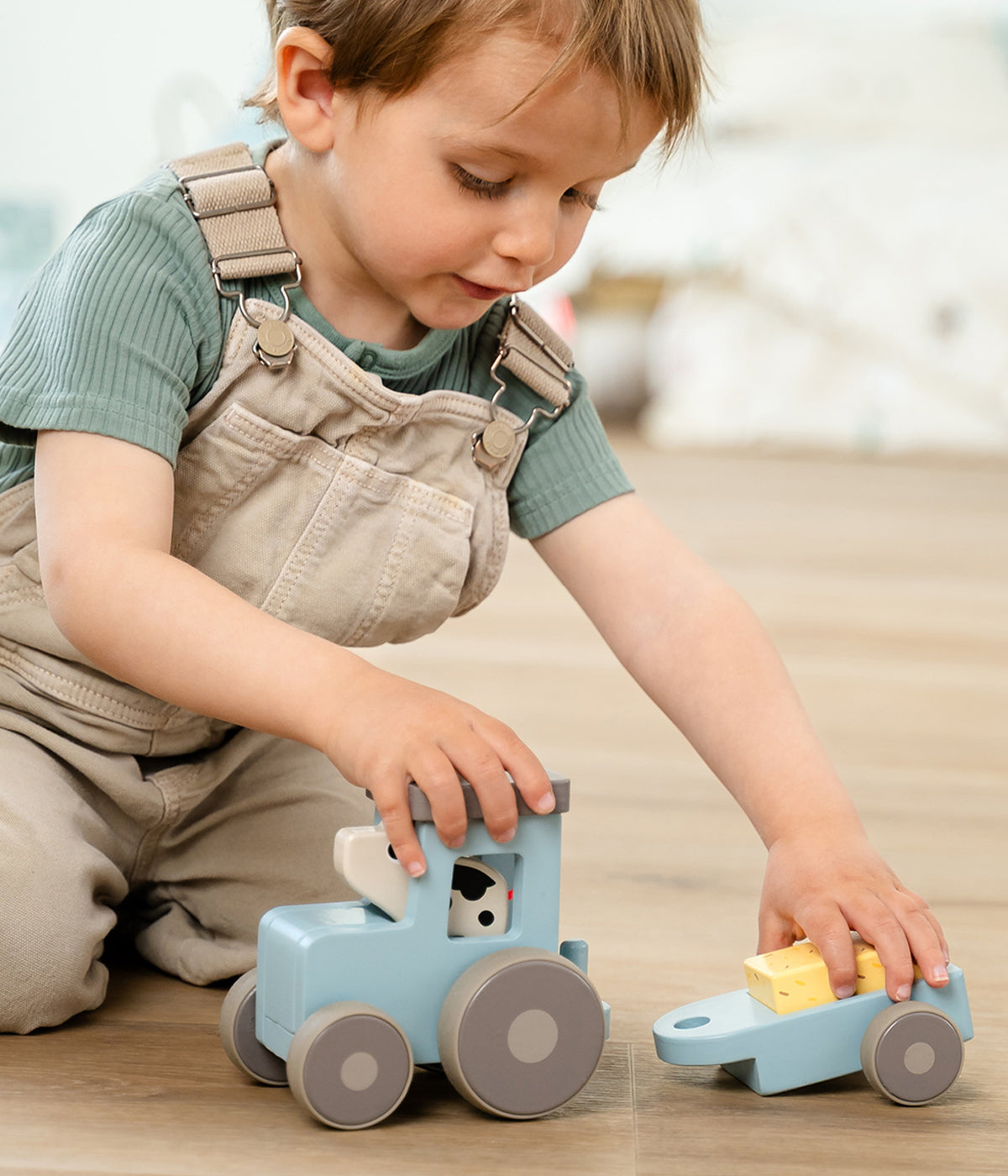Descubra o encanto do mundo rural com o adorável Trator de Madeira Tiny Farm da Done by Deer, um conjunto de brincar de madeira que desperta a curiosidade, a imaginação e o amor pela natureza. Projetado para bebés e crianças a partir dos 18 meses, este brinquedo educativo combina diversão e aprendizagem num só produto.