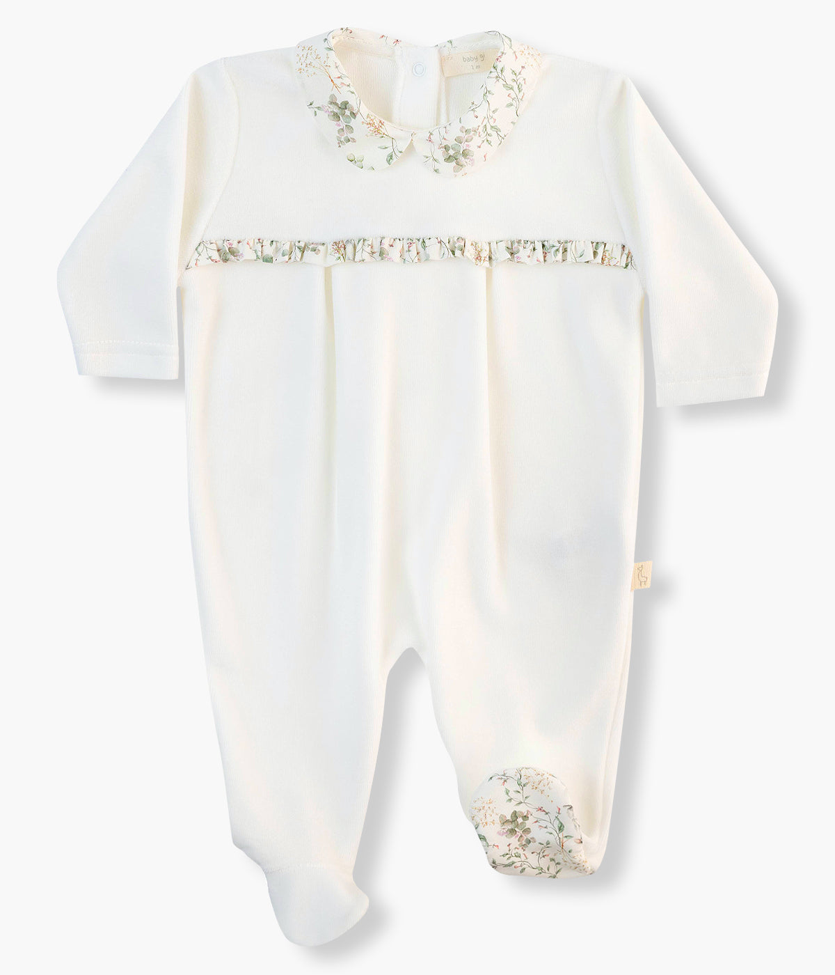 Babygrow em veludo pérola da Baby Gi para bebé menina e recém-nascida. Gola redonda cortada, faixa no peito e planta do pé com aplicação em tecido de padrão floral. Abertura nas costas e entrepernas.