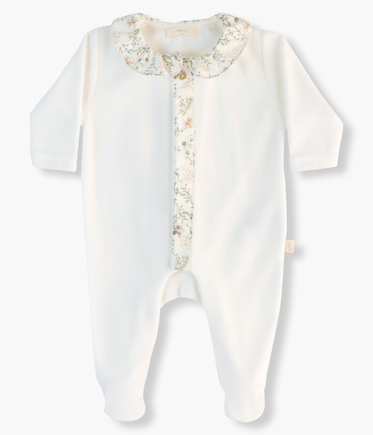Babygrow em veludo pérola da Baby Gi para bebé menina e recém-nascida. Gola redonda cortada e faixa na abertura com aplicação em tecido de padrão floral. Abertura na frente e entrepernas.