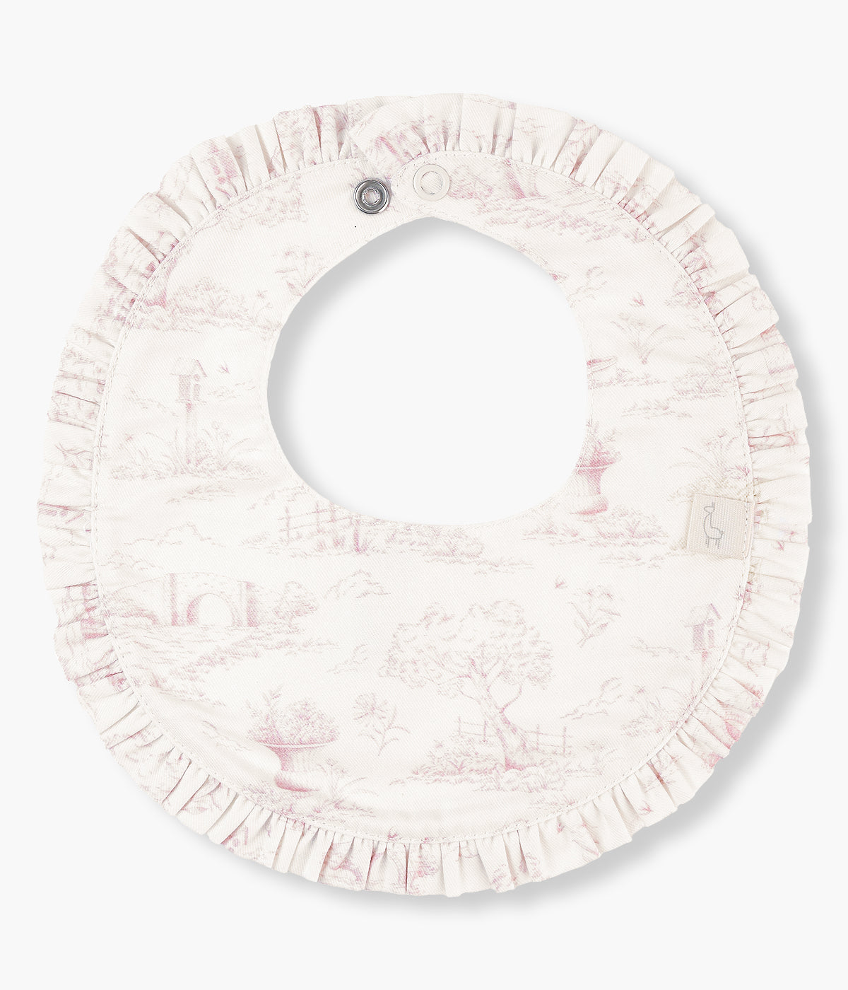 Babete impermeável pérola da Baby Gi para bebé menina e recém-nascida, 100% algodão. Elegante babete redonda com pequeno folho a toda a volta com padrão&nbsp;toile de jouy em tons de rosa.