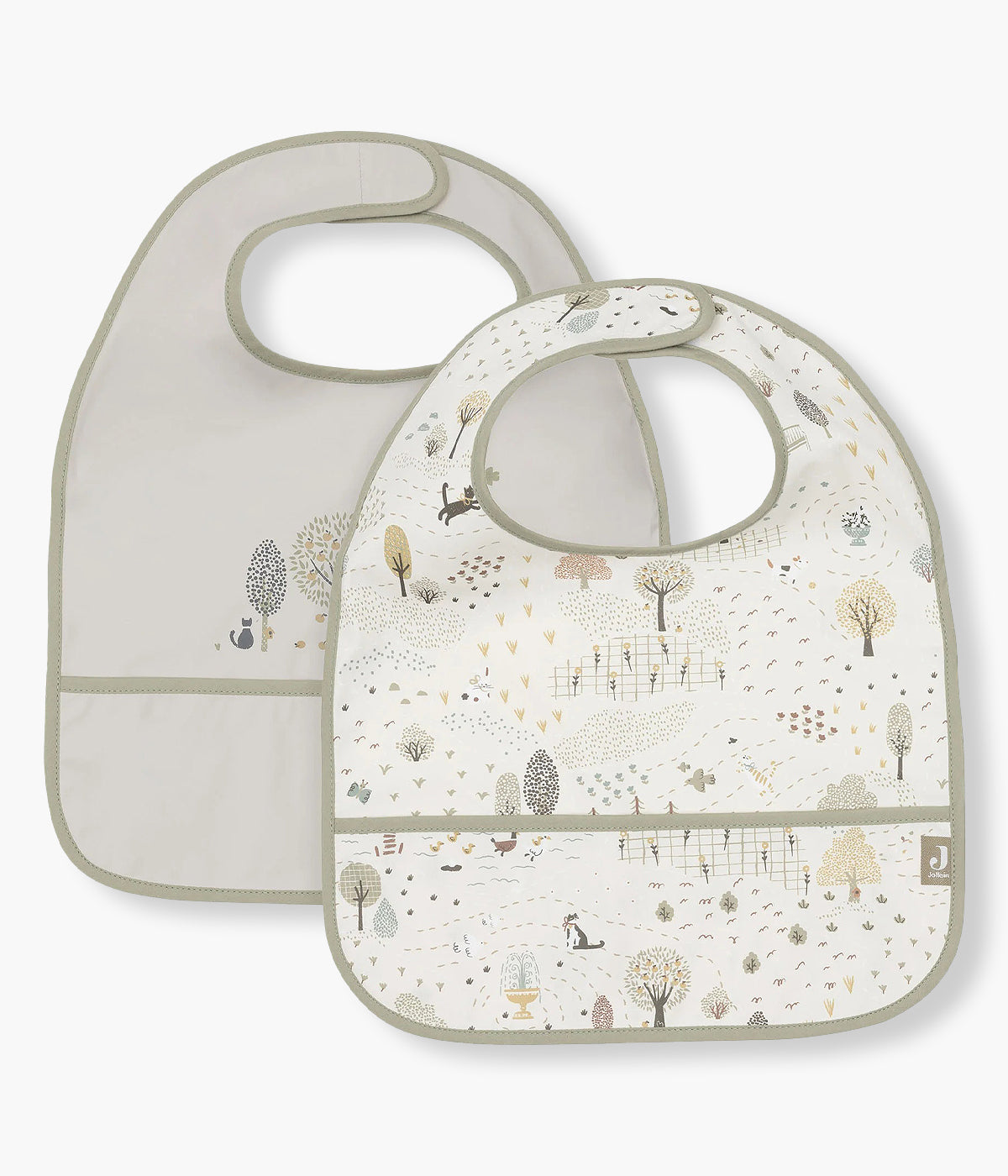 Conjunto de duas babetes impermeáveis com padrão árvores e animais coleção Tiny Park da Jollein para bebé e recém-nascido(a). Babetes impermeáveis com bolso, uma lisa verde e outra pérola, perfeitas para manter o bebé limpo enquanto aprende a beber e comer sozinho.