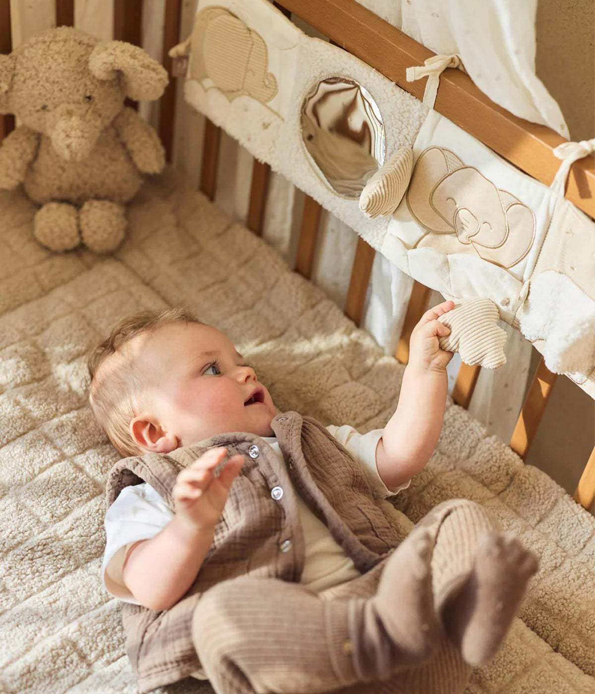 Livro de Atividades Elephant Tales da Jollein para bebé e recém-nascido(a). Livro de atividades com múltiplas formas de exploração sensorial: espelhos, sons, texturas e elementos suaves, garantindo diversão e estímulo seguro para o bebé. Fácil de fixar ao parque, berço ou similar graças às fitas superiores.