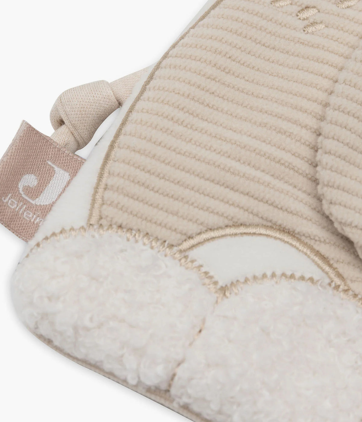 Livro de Atividades Elephant Tales da Jollein para bebé e recém-nascido(a). Livro de atividades com múltiplas formas de exploração sensorial: espelhos, sons, texturas e elementos suaves, garantindo diversão e estímulo seguro para o bebé. Fácil de fixar ao parque, berço ou similar graças às fitas superiores.