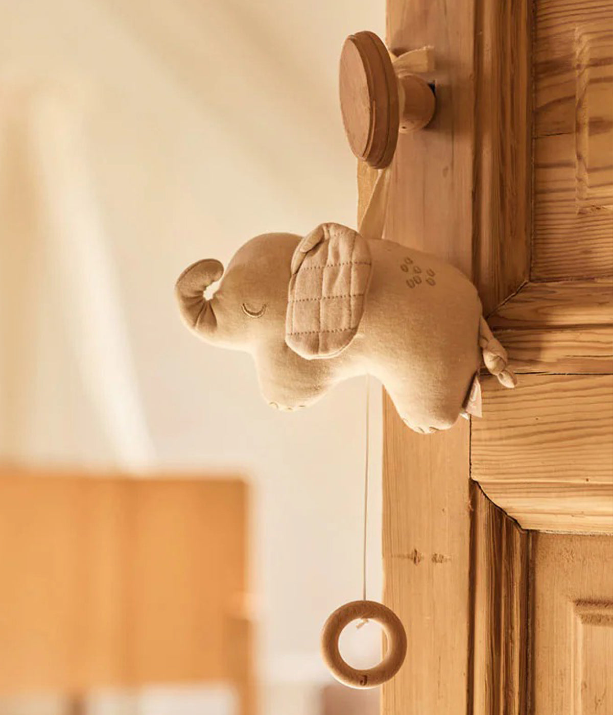 Peluche musical pérola da Jollein coleção Elephant Tales para bebé e recém-nascido(a). Transforme a hora do descanso e do entretenimento do bebé com este adorável peluche musical em forma de elefante. Com um design encantador e uma textura macia, este amorso peluche traz um toque de ternura ao berço ou parque, criando um ambiente relaxante e, ao mesmo tempo, estimulante para o bebé.