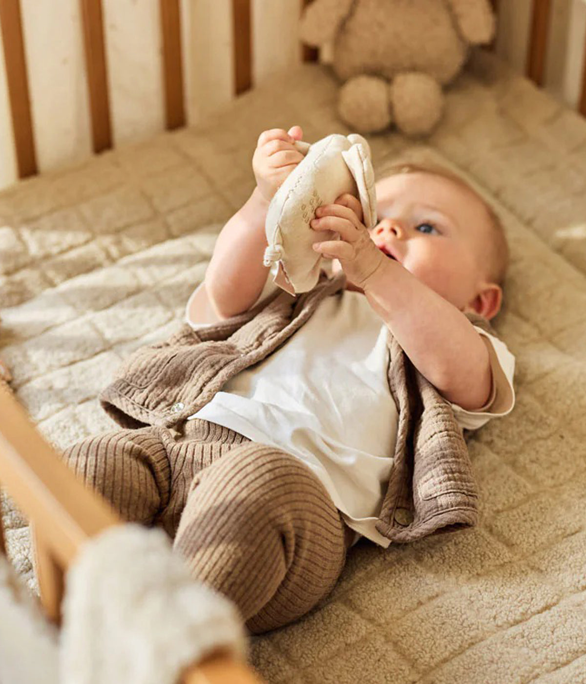 Chocalho com Argola Elephant Tales da Jollein. Fácil de agarrar pelas mãos pequeninas do(a) bebé, emite um alegre som ao ser agitado que estimula os sentidos. Com detalhes bordados, orelhas em padrão gingham e rabinho com nó, é um acessório essencial para os primeiros meses.