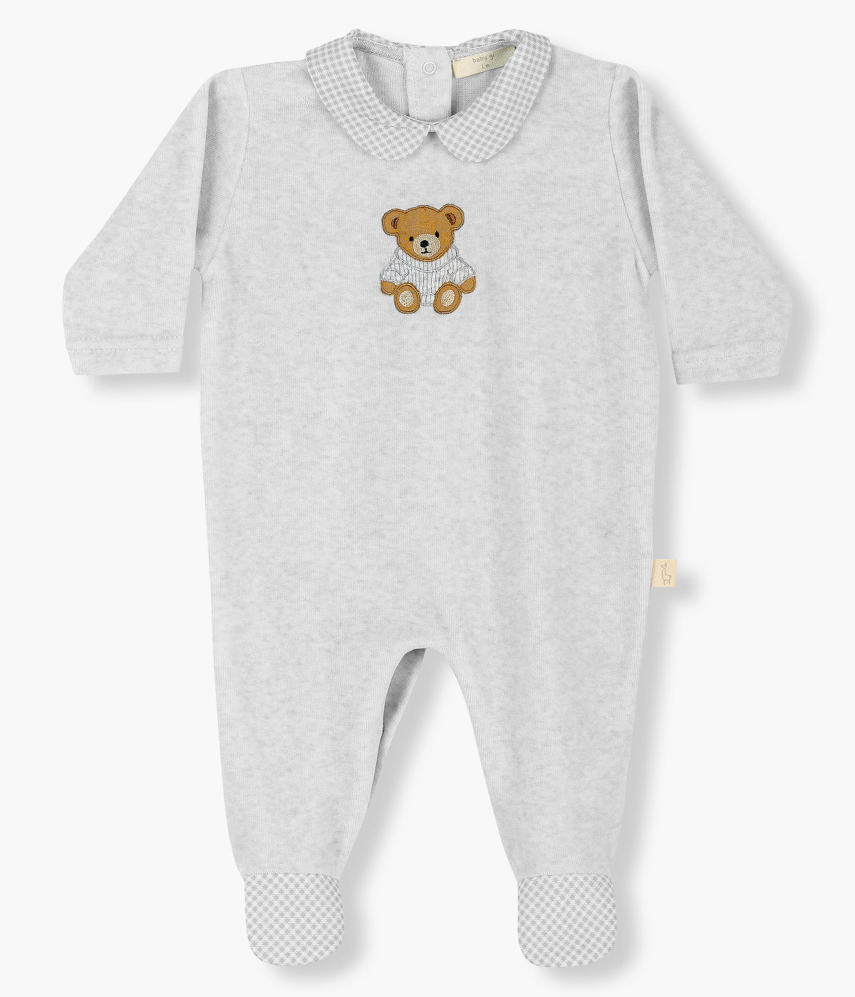 Babygrow em veludo cinza da Baby Gi para bebé e recém-nascido(a). Gola redonda cortada e pés com aplicação em tecido Pied-de-Poule. Urso castanho bordado na frente. Abertura nas costas e entrepernas.