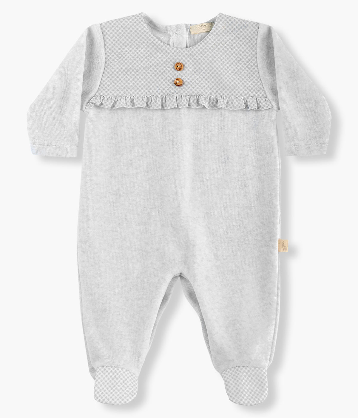 Babygrow em veludo cinza da Baby Gi para bebé e recém-nascido(a). Peito e pés com aplicação em tecido Pied-de-Poule com pequeno folho. Dois botões decorativos na frente. Abertura nas costas e entrepernas.
