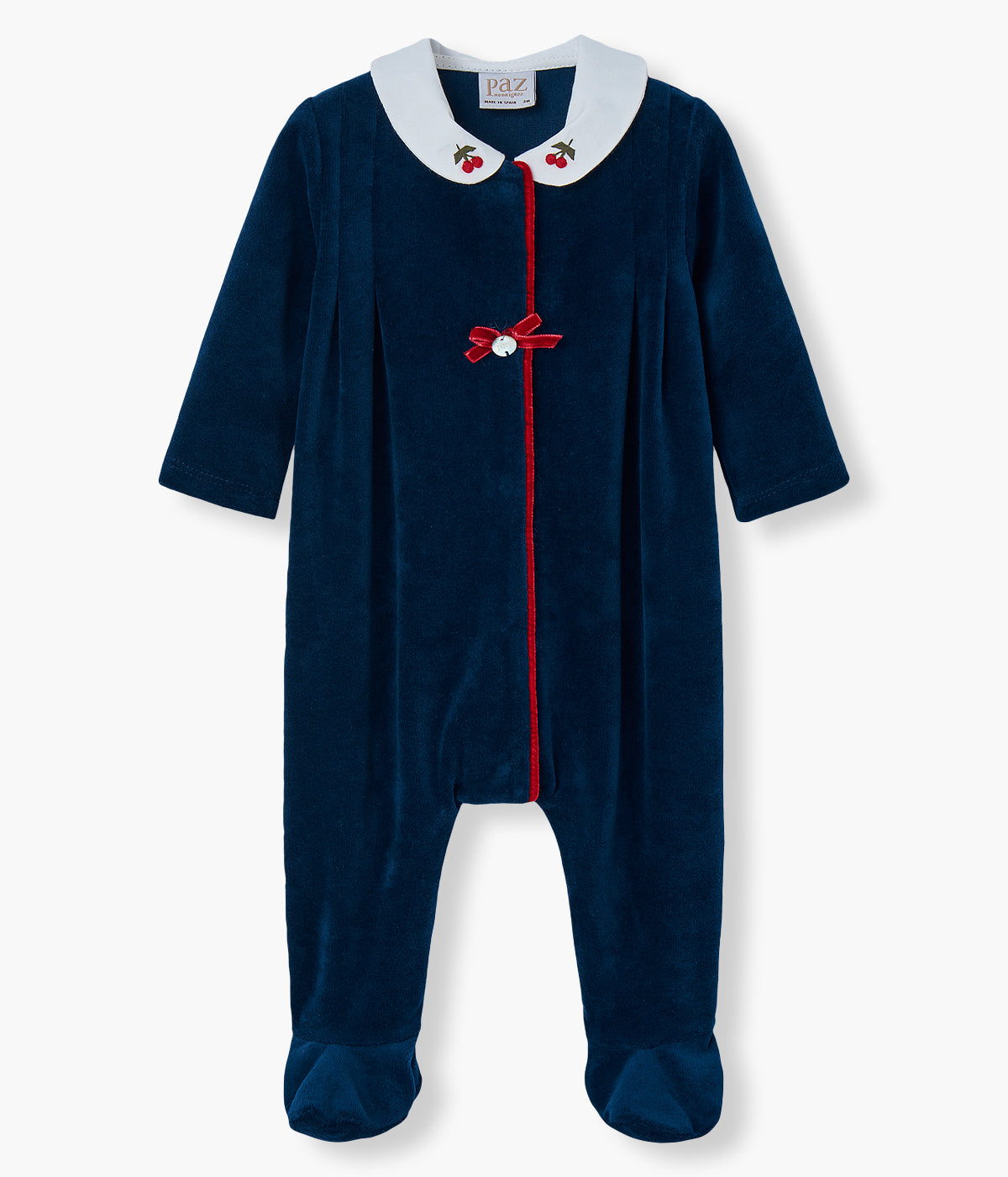 Babygrow em veludo azul-marinho da Paz Rodríguez para bebé e recém-nascido(a) adequado para natal. Elegante babygrow com gola redonda cortada branca com bordado cerejas, laço e faixa na abertura em bordô. Abertura na frente.