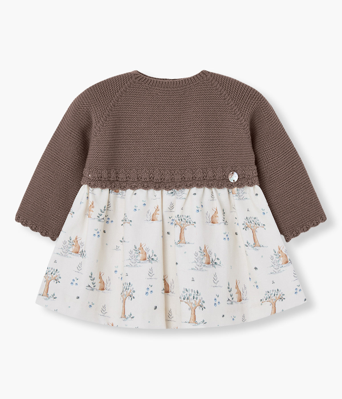 Conjunto de 2pc composto por vestido e tapa fraldas da Paz Rodríguez para bebé menina e recém-nascida. Parte superior em malha de algodão castanha com medalha madrepérola. Parte inferior em tecido com padrão bosque. Tapa fraldas em malha a combinar com o vestido.