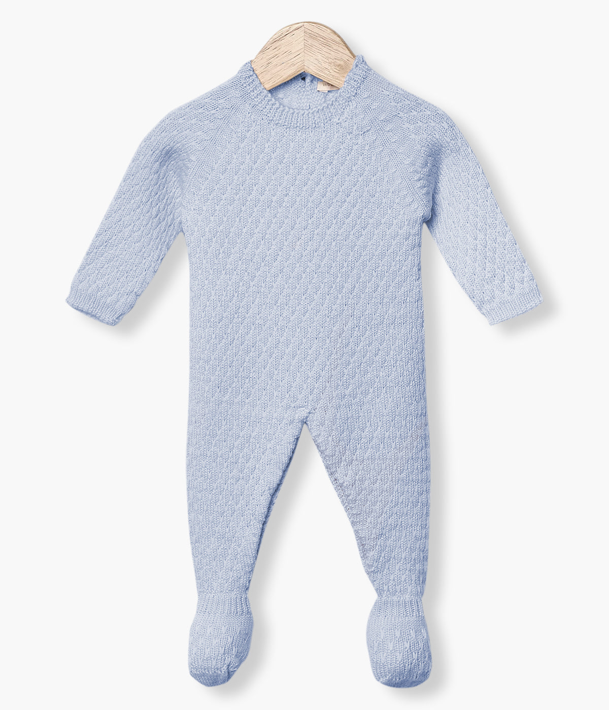 Babygrow tricotado em lã merino azul da Wedoble para bebé menino e recém-nascido. Suave babygrow com detalhes entrelaçados na malha de abertura nas costas e entrepernas.