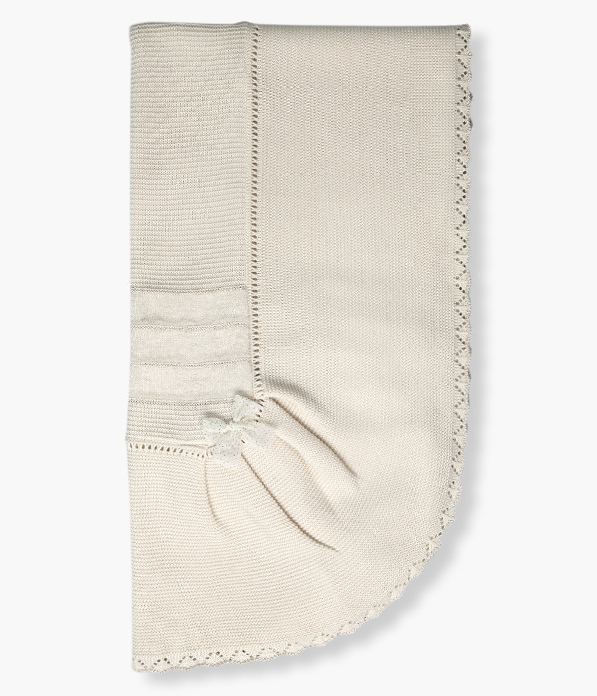 Manta de malha bege da Mac Ilusión para bebé menina e recém-nascida. Rebordo ondulado, laço com discretos brilhos e detalhe com suave pelo.