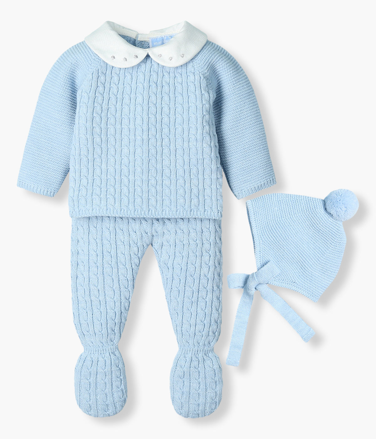 Conjunto de 3 peças em malha azul-bebé da Mac Ilusión composto por camisola, calças e gorro para bebé menino e recém-nascido. Camisola com gola redonda branca com bolinhas bordadas e detalhes entrelaçados na malha. Gorro com pompom e tiras. Calças com pés com efeito na malha a combinar com a camisola.