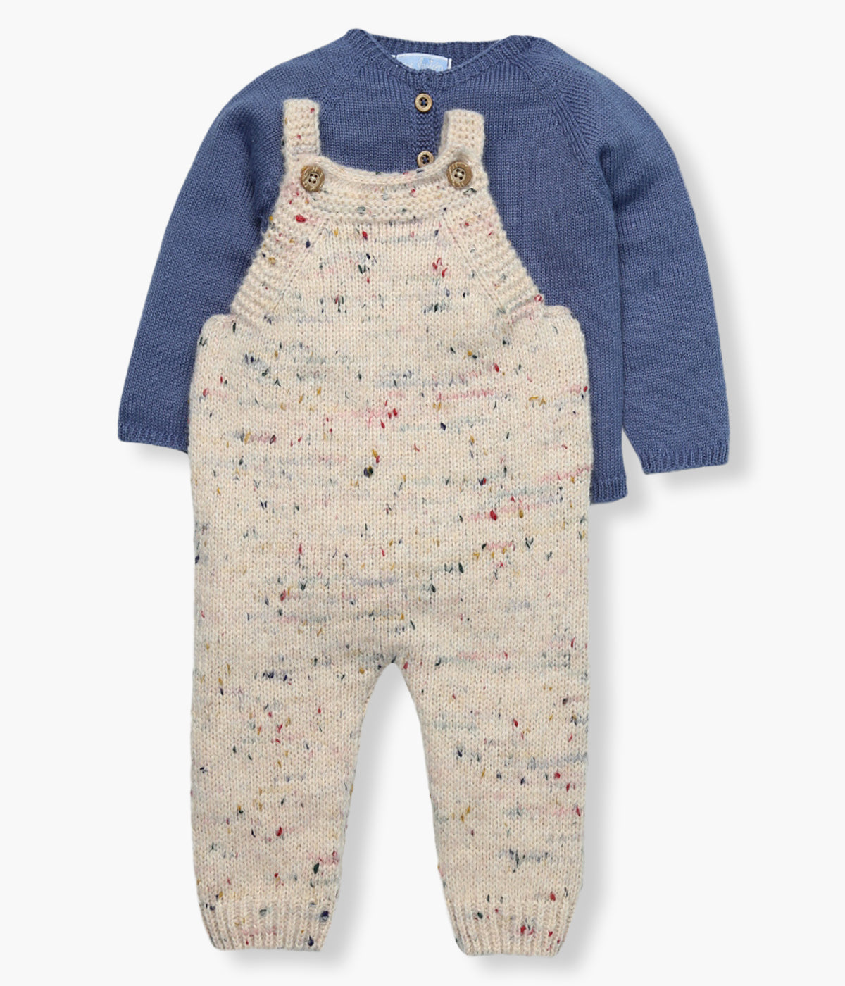 Conjunto de 2 peças em malha composto por camisola e macacão da Mac Ilusión para bebé e recém-nascido(a). Camisola azul com abertura no peito com botões de madeira. Macacão de alças e sem pés bege com detalhe coloridos.