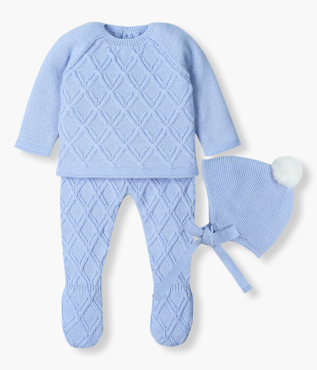 Conjunto de 3 peças em malha azul da Mac Ilusión composto por camisola, calças e gorro para bebé menino e recém-nascido. Camisola e calças com tricotado efeito geométrico. Gorro com pompom branco e tiras. Calças com pés.