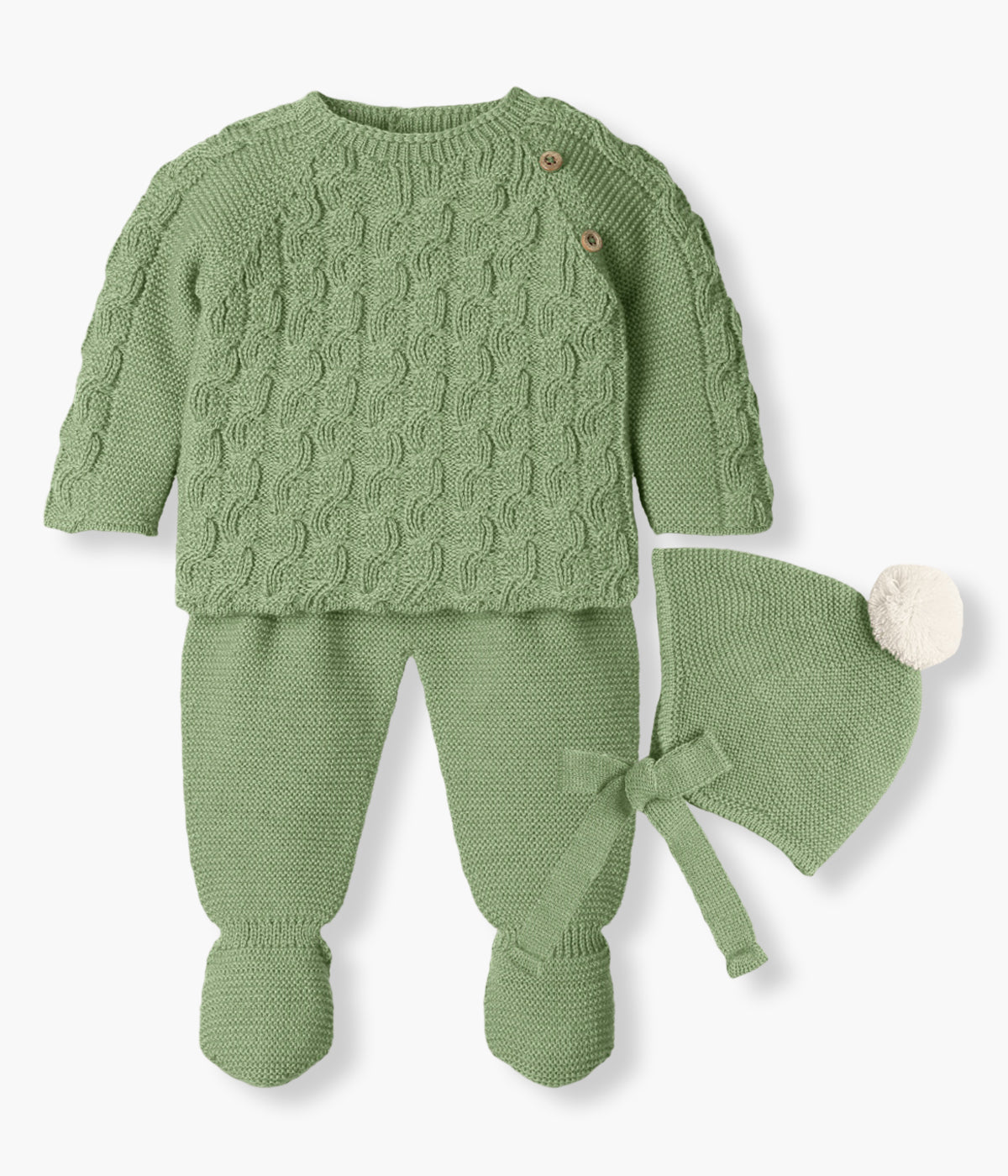 Conjunto de 3 peças em malha verde da Mac Ilusión composto por camisola, calças e gorro para bebé e recém-nascido(a). Camisola com tricotado efeito entrelaçado e botões de madeira decorativos. Touca com pompom pérola e tiras. Calças com pés.