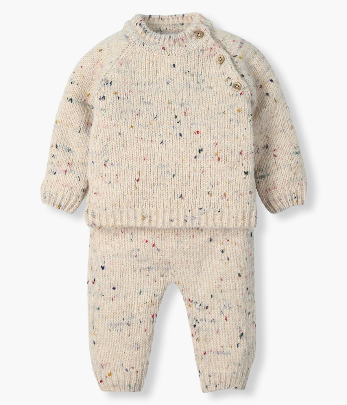 Conjunto de 2 peças em malha com lã bege composto por camisola e calças da Mac Ilusión para bebé e recém-nascido(a). Pequenos detalhes coloridos, abertura com botões de madeira no ombro.