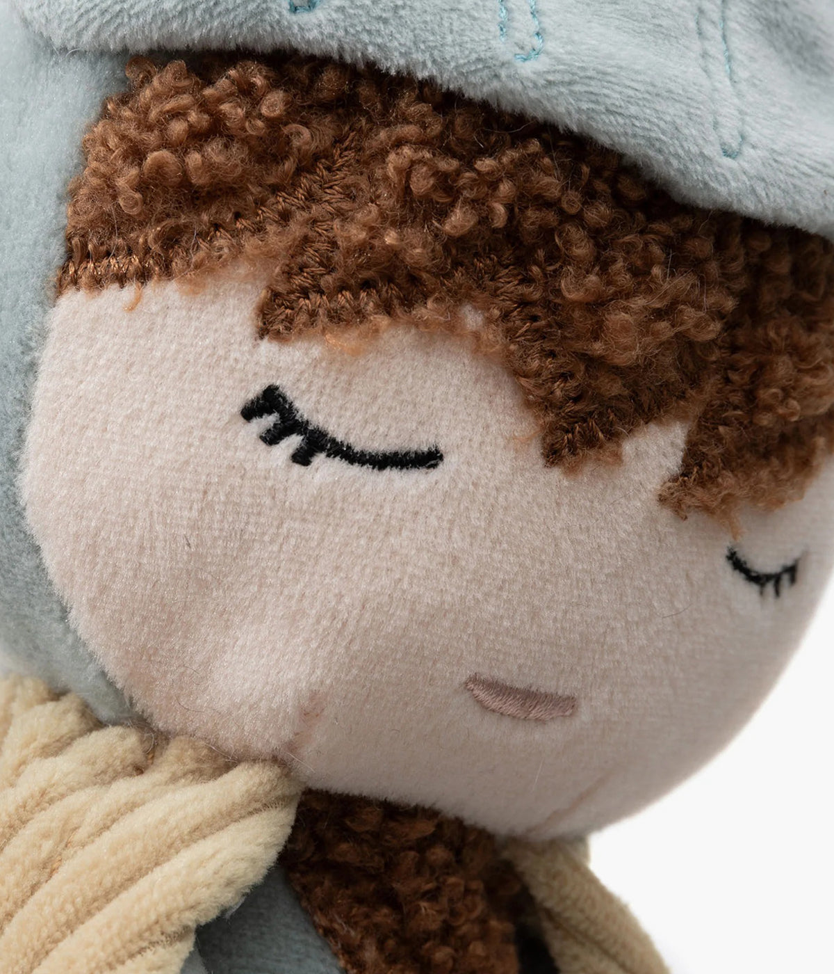 Peluche Cavaleiro Duke da Jollein em tons de azul para bebé menino. Com 34 cm de comprimento e um toque extremamente suave, este boneco foi criado a pensar nos primeiros abraços, nas noites mais calmas e nas brincadeiras cheias de imaginação.