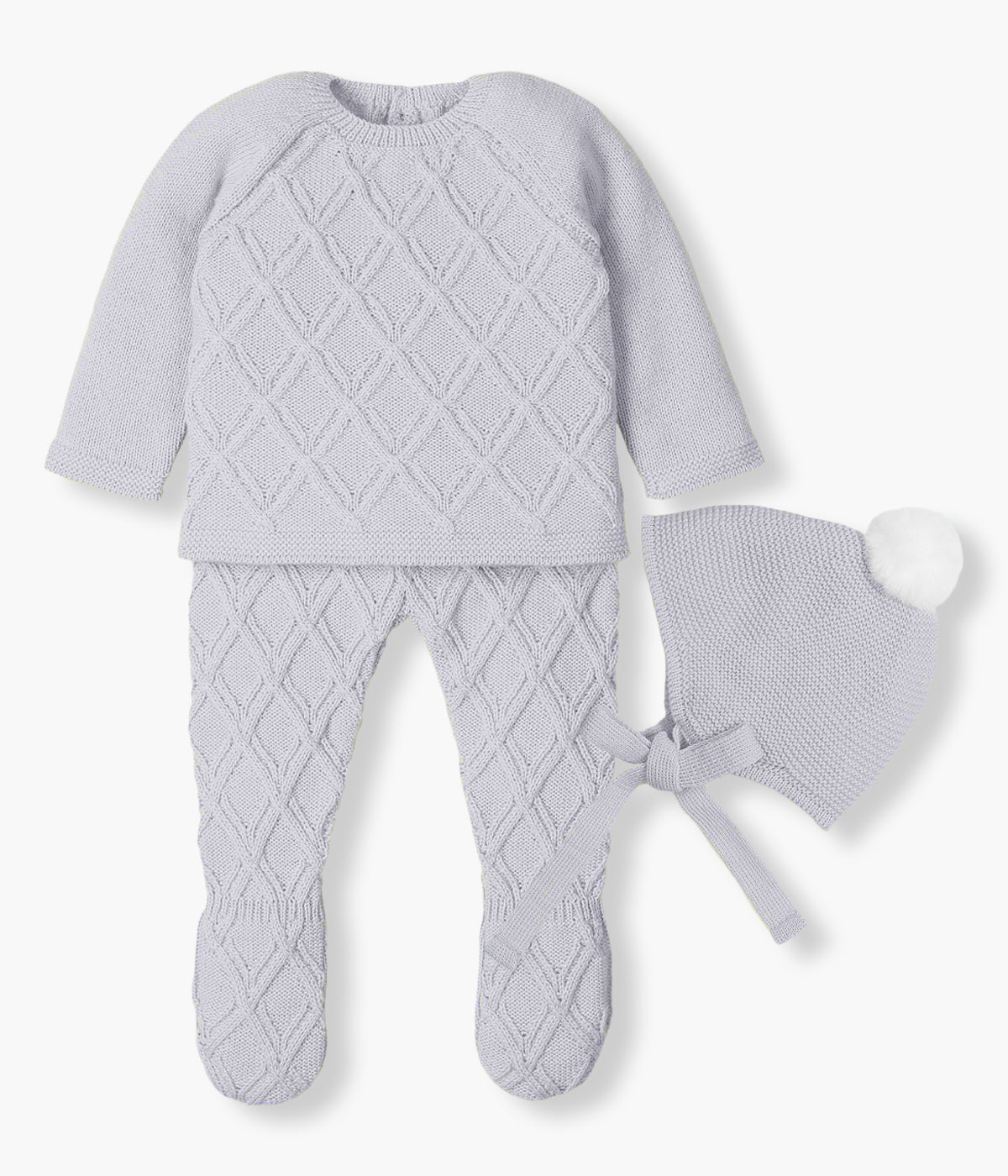 Conjunto de 3 peças em malha lilás da Mac Ilusión composto por camisola, calças e gorro para bebé e recém-nascido(a). Camisola e calças com tricotado efeito geométrico. Gorro com pompom branco e tiras para atar no queixo. Calças com pés.