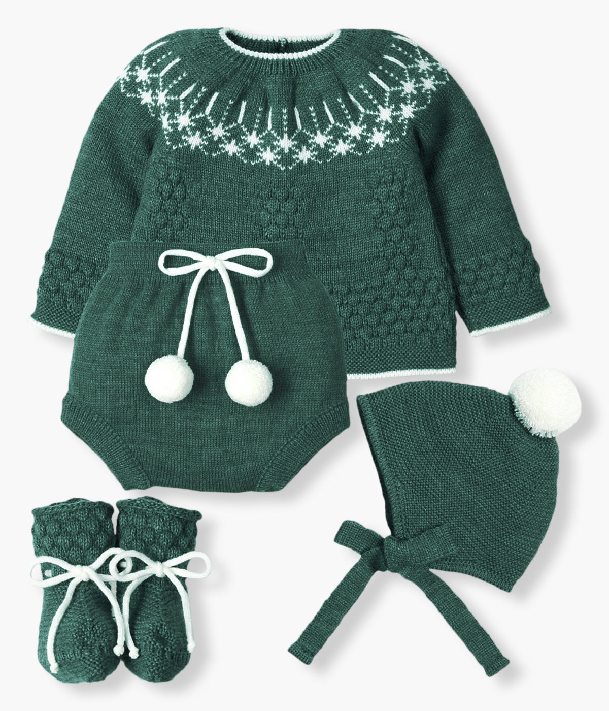 Conjunto de 4pc em malha verde-escuro da Mac Ilusión composto por camisola, tapa fraldas, gorro e carapins para bebé e recém-nascido(a). Camisola com faixa estrelas brancas e detalhes com relevo na malha. Tapa fraldas e gorro com pompons brancos. Carapins tipo bota com cordões.