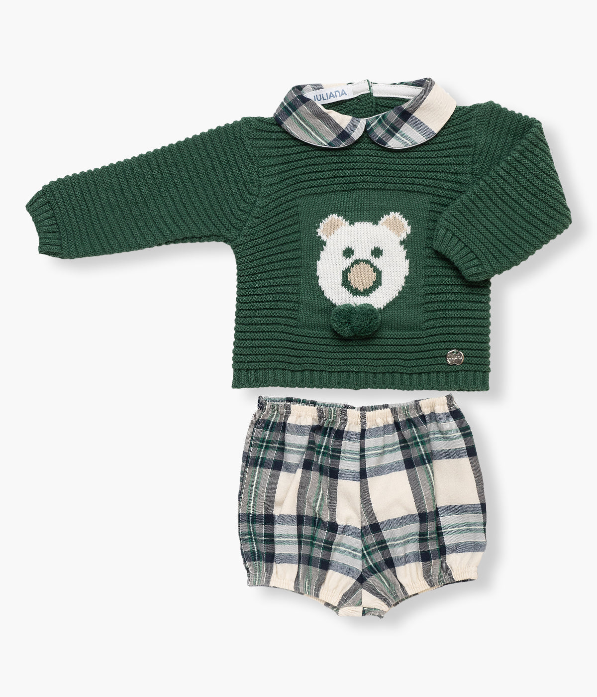 Conjunto de 2 peças da Juliana para bebé e recém-nascido(a). Camisola de malha verde com gola padrão xadrez em tons de bege e azul, urso bordado no peito com 2 pompons decorativos. Tapa fraldas em tecido com algodão padrão xadrez a combinar com a gola da camisola.