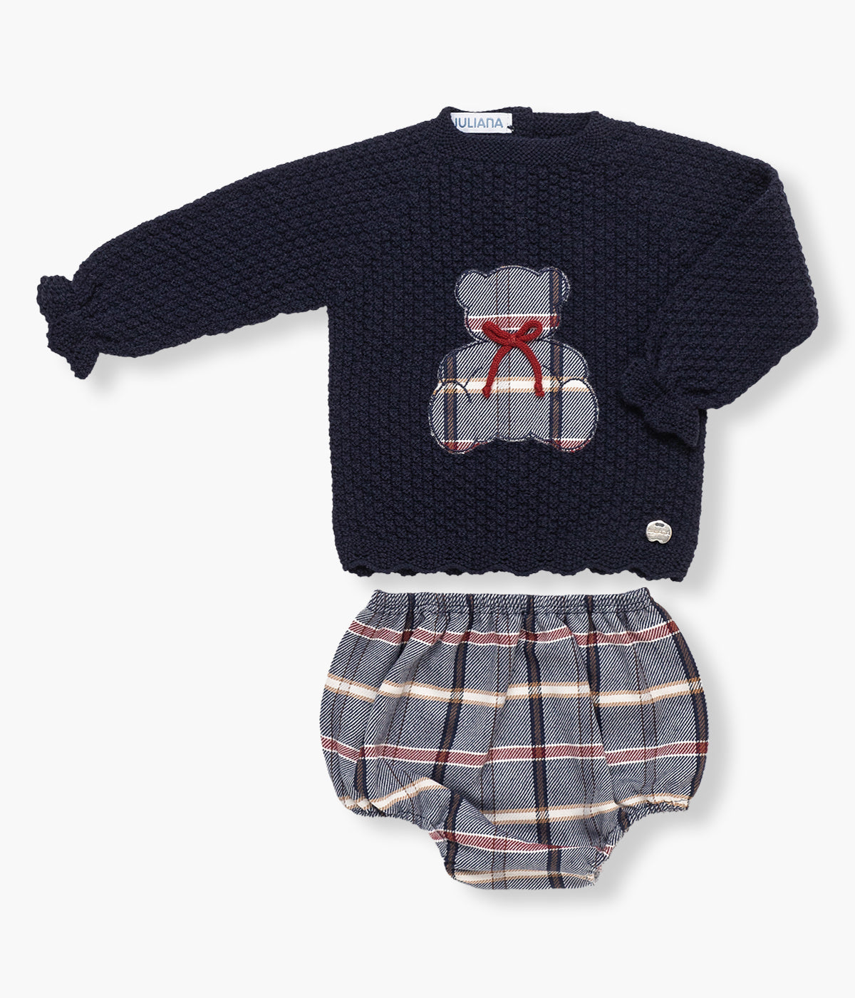 Conjunto de 2 peças em malha da Juliana para bebé e recém-nascido(a) adequado para natal. Camisola em malha azul-marinho com urso padrão xadrez em tons de azul-vermelho e bege. Tapa fraldas a combinar com o urso da camisola.