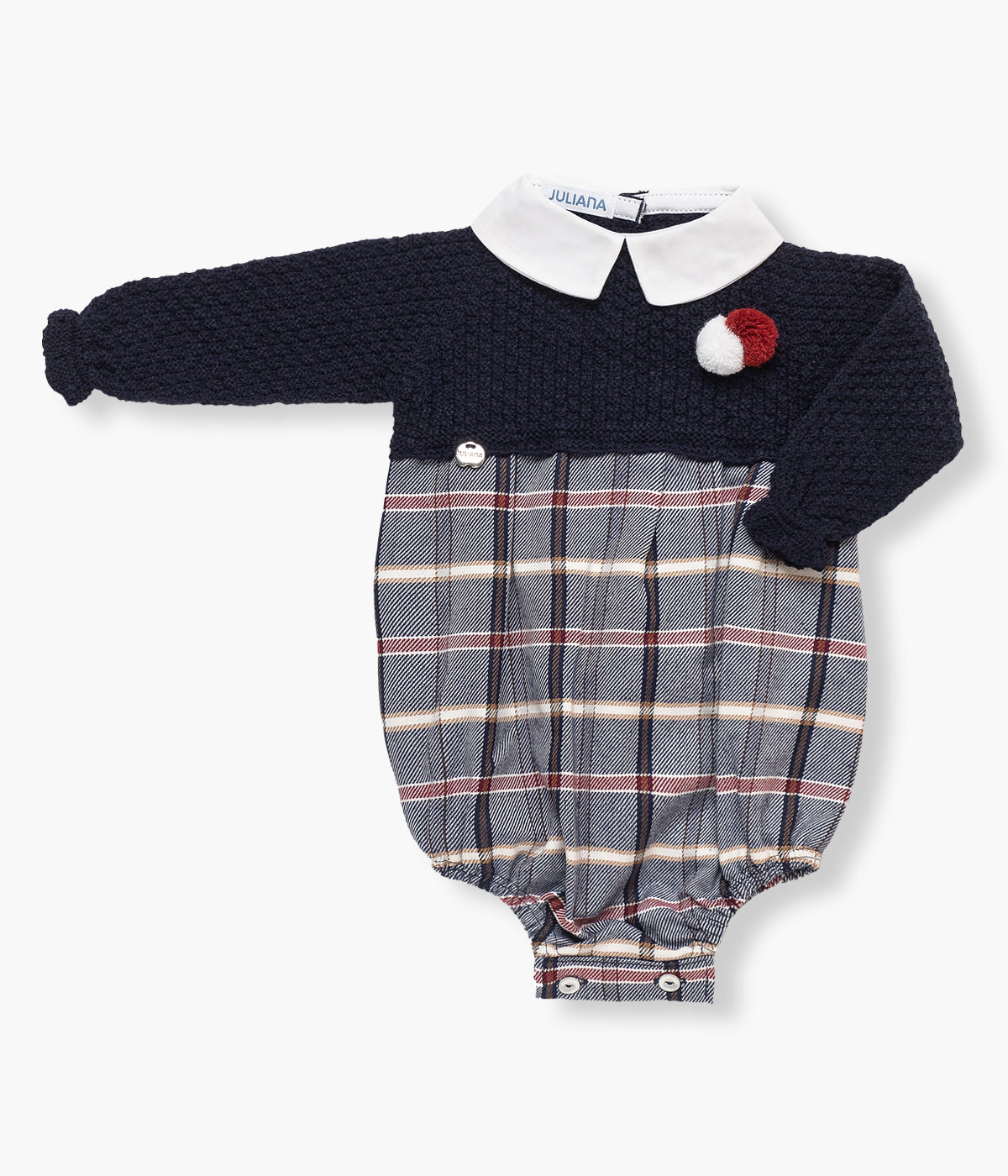 Fofo de malha da Juliana para bebé e recém-nascido(a) adewuado para natal. Parte superior em malha azul-marinho com gola redonda cortada branca e pompons decorativos. Parte inferior com padrão xadrez em tons de azul, vermelho e bege. Interior com forro. Abertura nas costas e entrepernas.