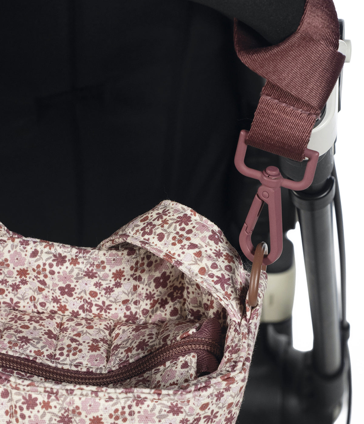 Bolsa de passeio Cherry Flowers da Pasito a Pasito pendurada no carrinho